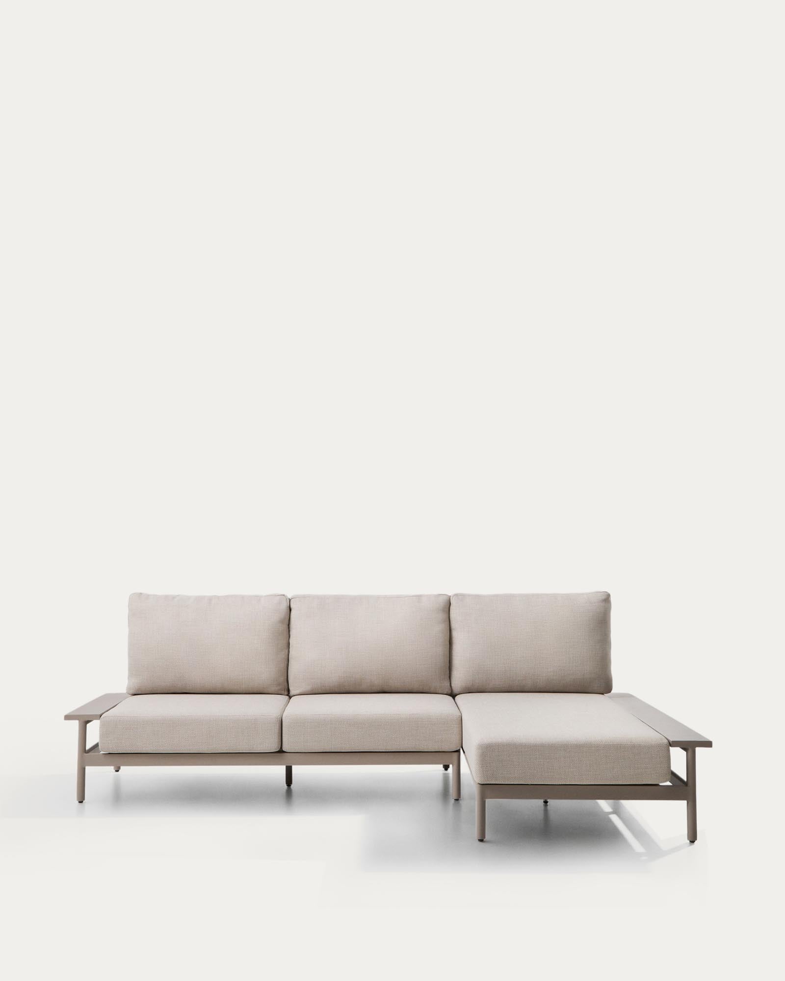 Vathi 3-Sitzer-Sofa aus Aluminium mit rechter Chaiselongue in Taupe 250 x 159 cm in Taupe präsentiert im Onlineshop von KAQTU Design AG. Lounge Sofa ist von Kave Home