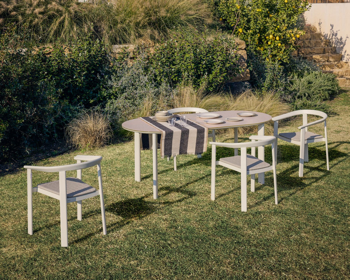 Ovaler Tisch Erice aus Aluminium und gehärtetem Glas in Ecru 180 x 90 cm in Ecru, Beige, Weiss präsentiert im Onlineshop von KAQTU Design AG. Gartentisch ist von Kave Home