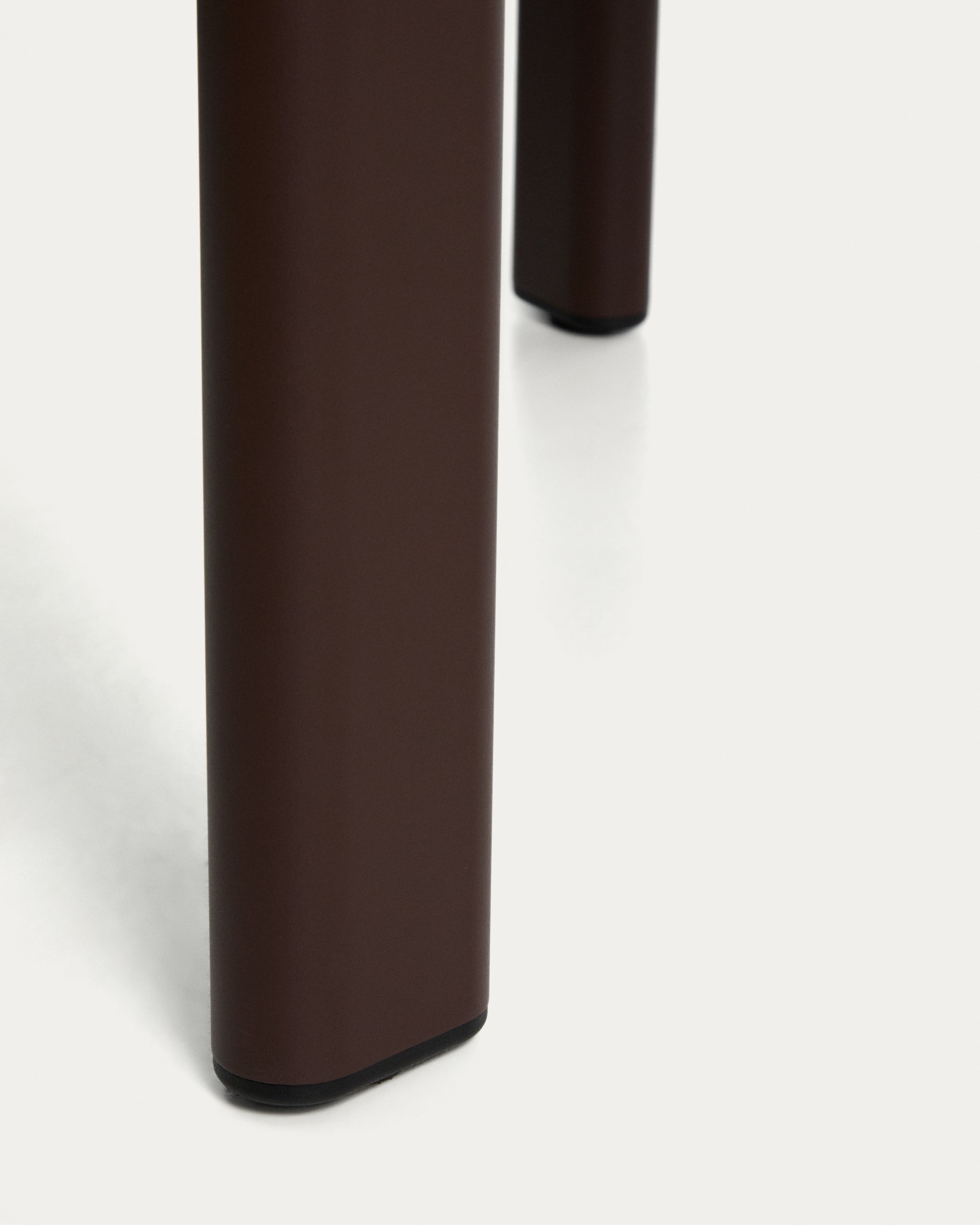 Ovaler Tisch Erice aus Aluminium und gehärtetem Glas in Braun 230 x 100 cm in Dunkelbraun präsentiert im Onlineshop von KAQTU Design AG. Gartentisch ist von Kave Home