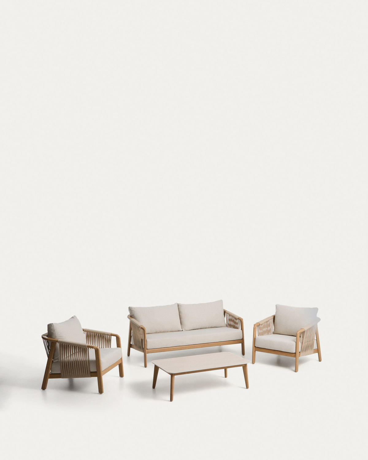 Outdoor-Set Sirte mit 3-Sitzer-Sofa, 2 Sesseln und Tisch aus Aluminium in Holzoptik und écrufarbenen Kissen in Ecru, Beige, Natur, Weiss präsentiert im Onlineshop von KAQTU Design AG. Loungeset ist von Kave Home