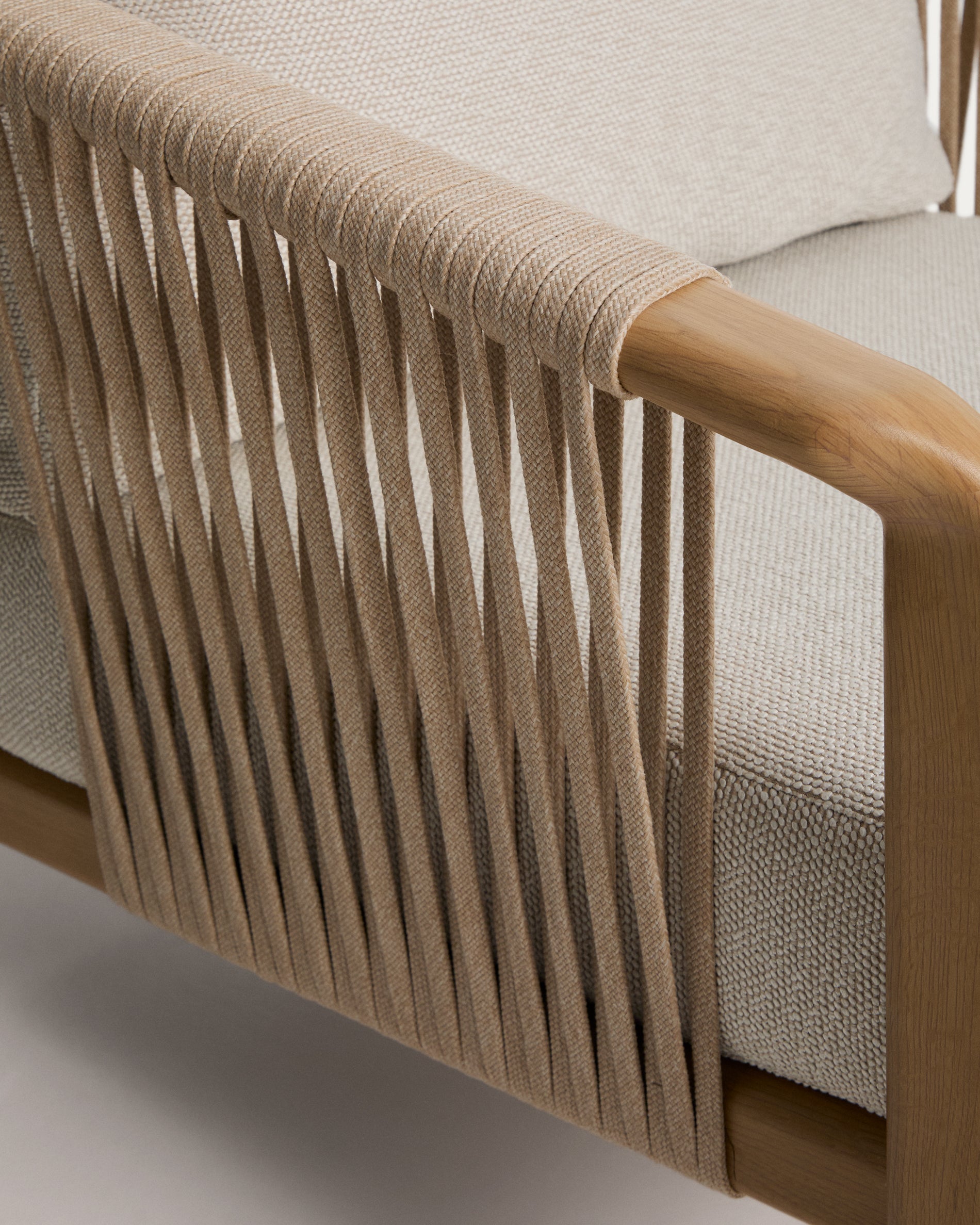 Outdoor-Set Sirte mit 3-Sitzer-Sofa, 2 Sesseln und Tisch aus Aluminium in Holzoptik und écrufarbenen Kissen in Ecru präsentiert im Onlineshop von KAQTU Design AG. Loungeset ist von Kave Home