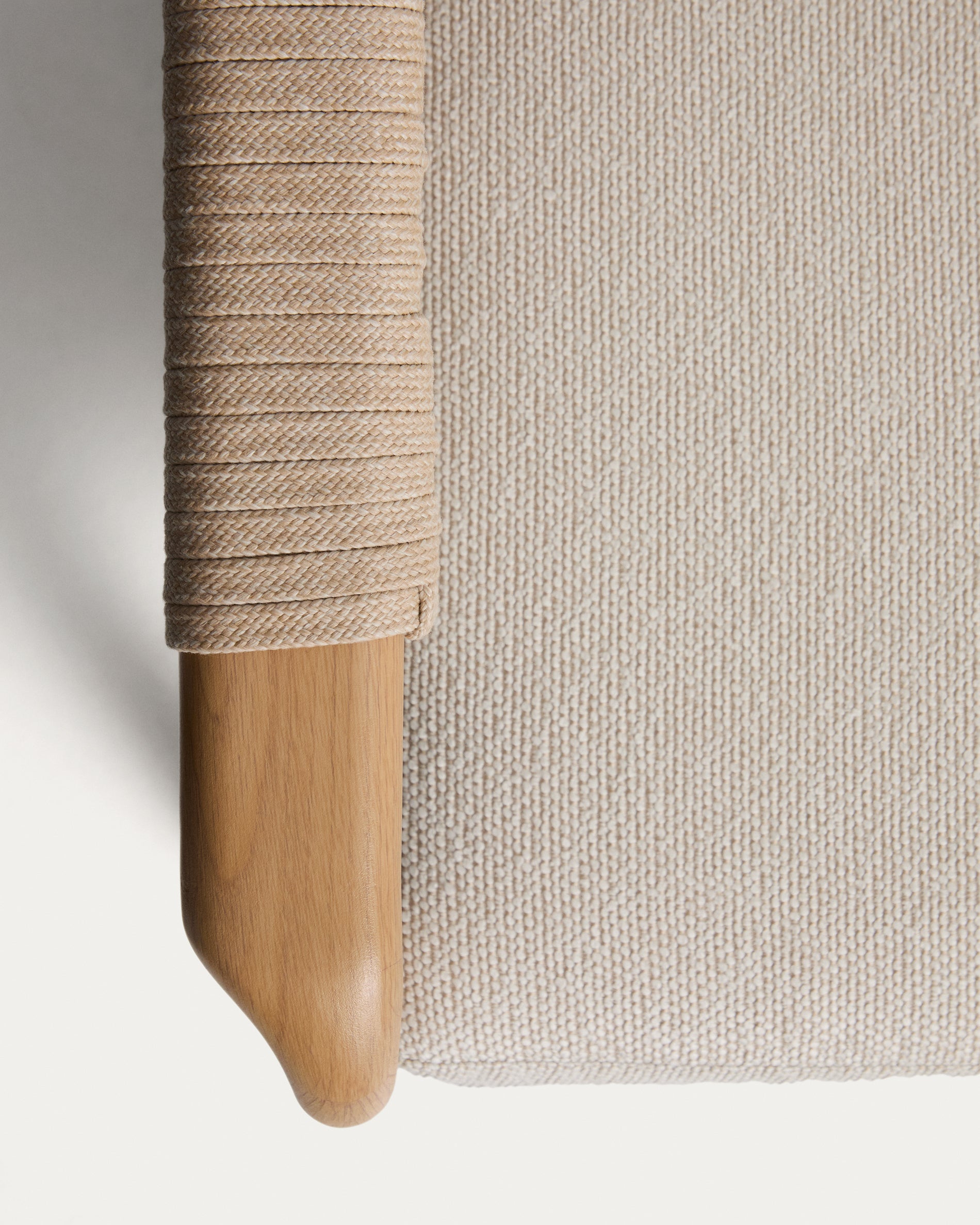 Outdoor-Set Sirte mit 3-Sitzer-Sofa, 2 Sesseln und Tisch aus Aluminium in Holzoptik und écrufarbenen Kissen in Ecru präsentiert im Onlineshop von KAQTU Design AG. Loungeset ist von Kave Home