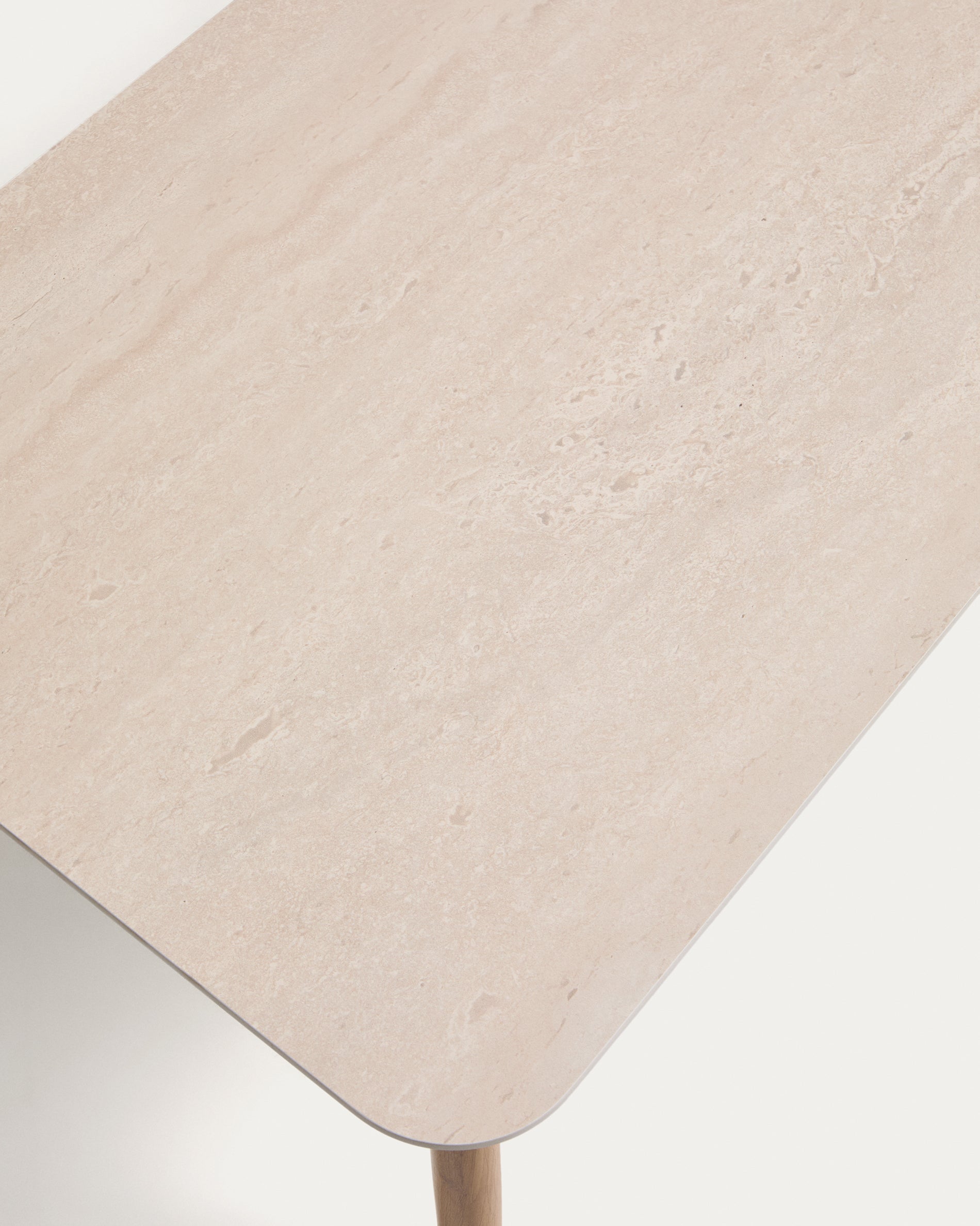 Outdoor-Set Sirte mit 3-Sitzer-Sofa, 2 Sesseln und Tisch aus Aluminium in Holzoptik und écrufarbenen Kissen in Ecru präsentiert im Onlineshop von KAQTU Design AG. Loungeset ist von Kave Home