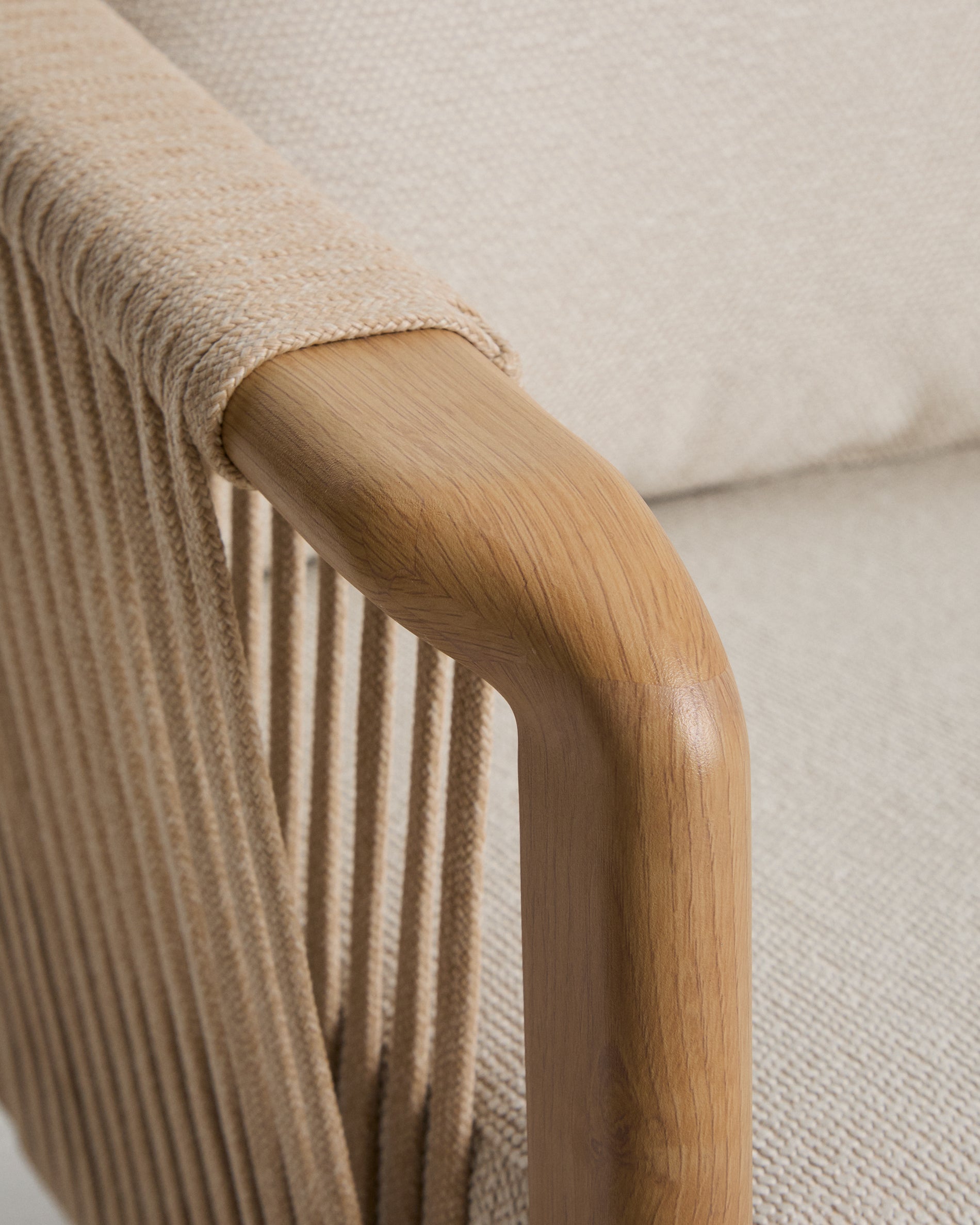 Outdoor-Set Sirte mit 3-Sitzer-Sofa, 2 Sesseln und Tisch aus Aluminium in Holzoptik und écrufarbenen Kissen in Ecru präsentiert im Onlineshop von KAQTU Design AG. Loungeset ist von Kave Home