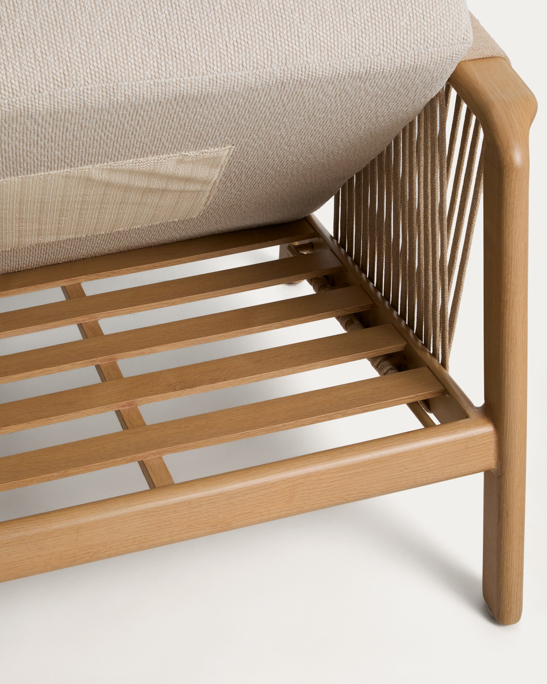 Outdoor-Set Sirte mit 3-Sitzer-Sofa, 2 Sesseln und Tisch aus Aluminium in Holzoptik und écrufarbenen Kissen in Ecru präsentiert im Onlineshop von KAQTU Design AG. Loungeset ist von Kave Home