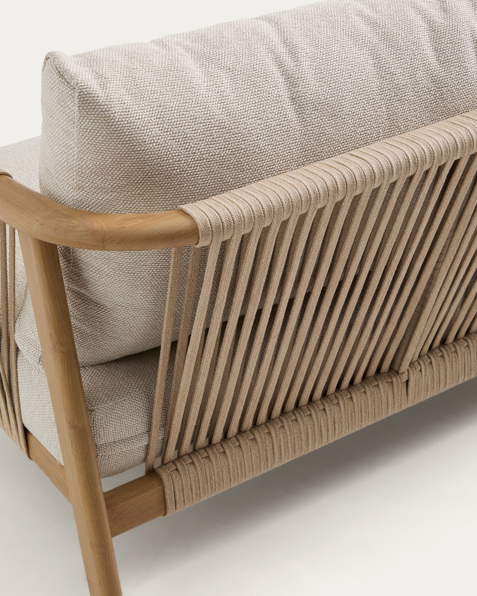 Outdoor-Set Sirte mit 3-Sitzer-Sofa, 2 Sesseln und Tisch aus Aluminium in Holzoptik und écrufarbenen Kissen in Ecru präsentiert im Onlineshop von KAQTU Design AG. Loungeset ist von Kave Home