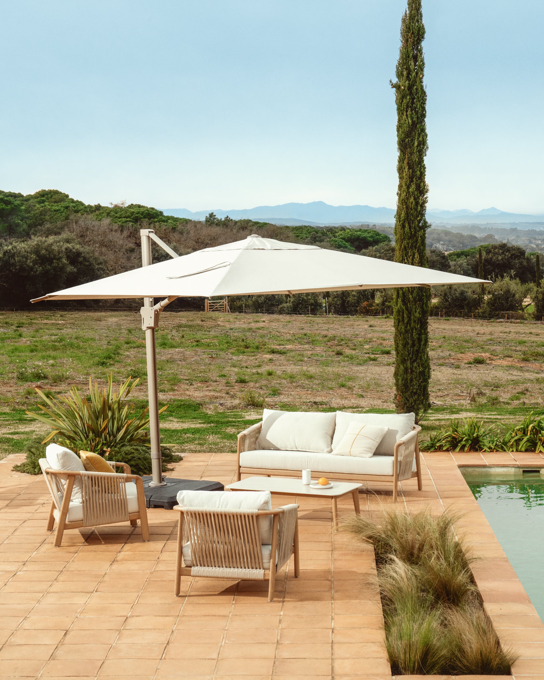 Outdoor-Set Sirte mit 3-Sitzer-Sofa, 2 Sesseln und Tisch aus Aluminium in Holzoptik und écrufarbenen Kissen in Ecru präsentiert im Onlineshop von KAQTU Design AG. Loungeset ist von Kave Home