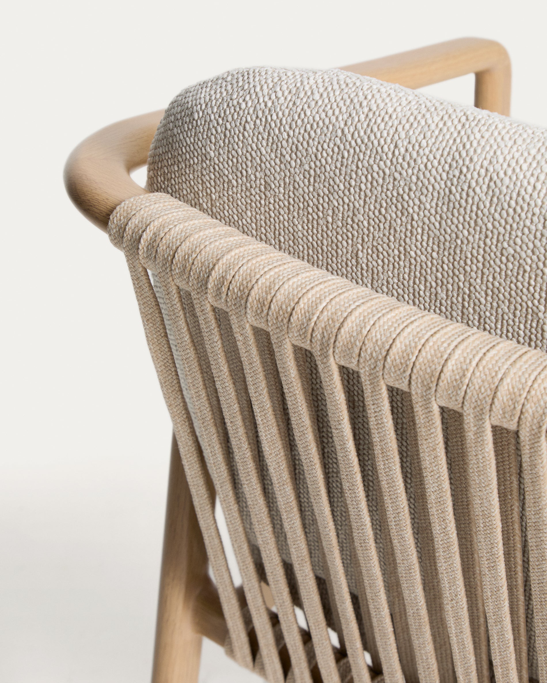 Outdoor-Stuhl Sirte aus Aluminium mit Finish in Holzoptik und écrufarbenem Seil in Ecru präsentiert im Onlineshop von KAQTU Design AG. Gartenstuhl ist von Kave Home