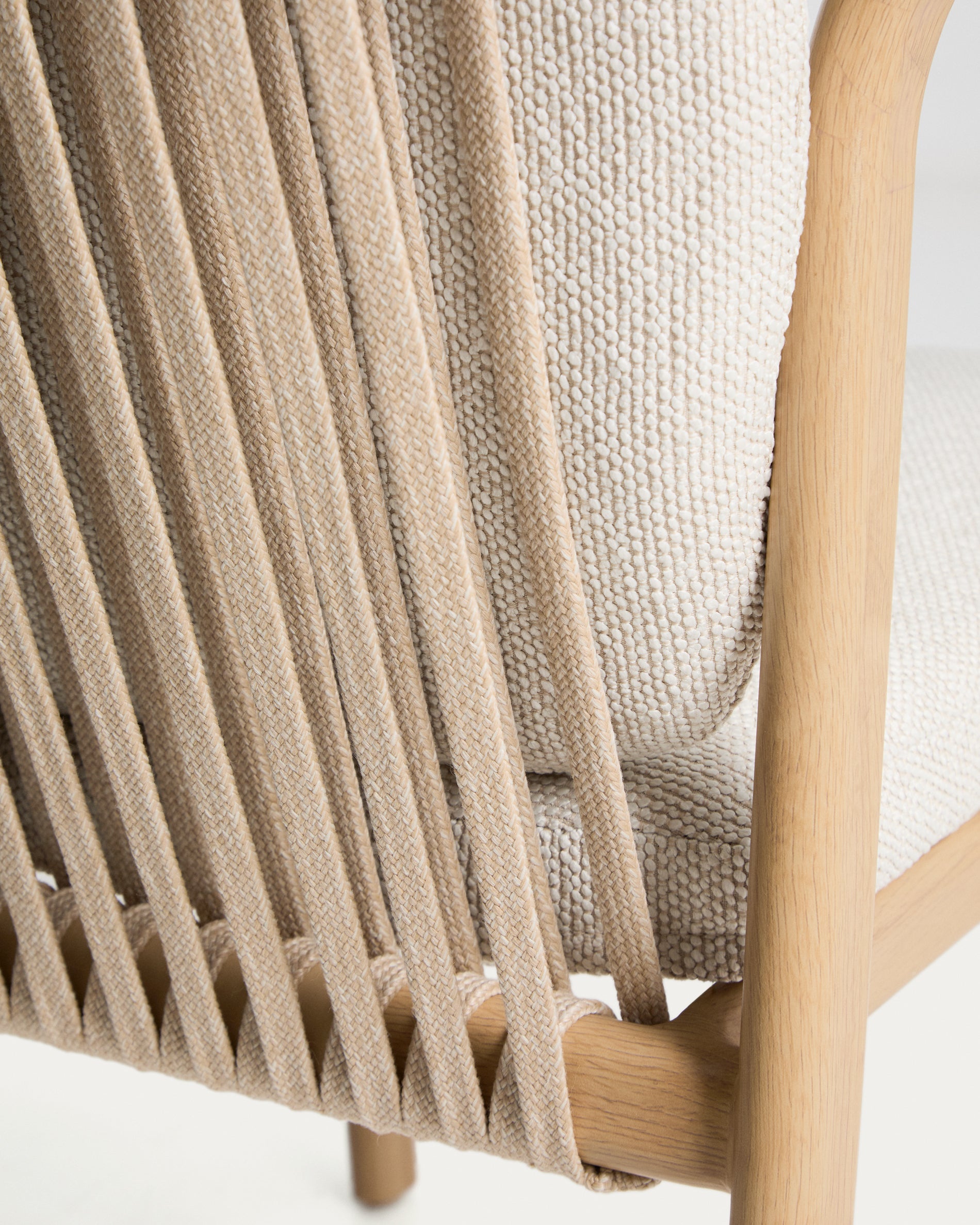 Outdoor-Stuhl Sirte aus Aluminium mit Finish in Holzoptik und écrufarbenem Seil in Ecru präsentiert im Onlineshop von KAQTU Design AG. Gartenstuhl ist von Kave Home