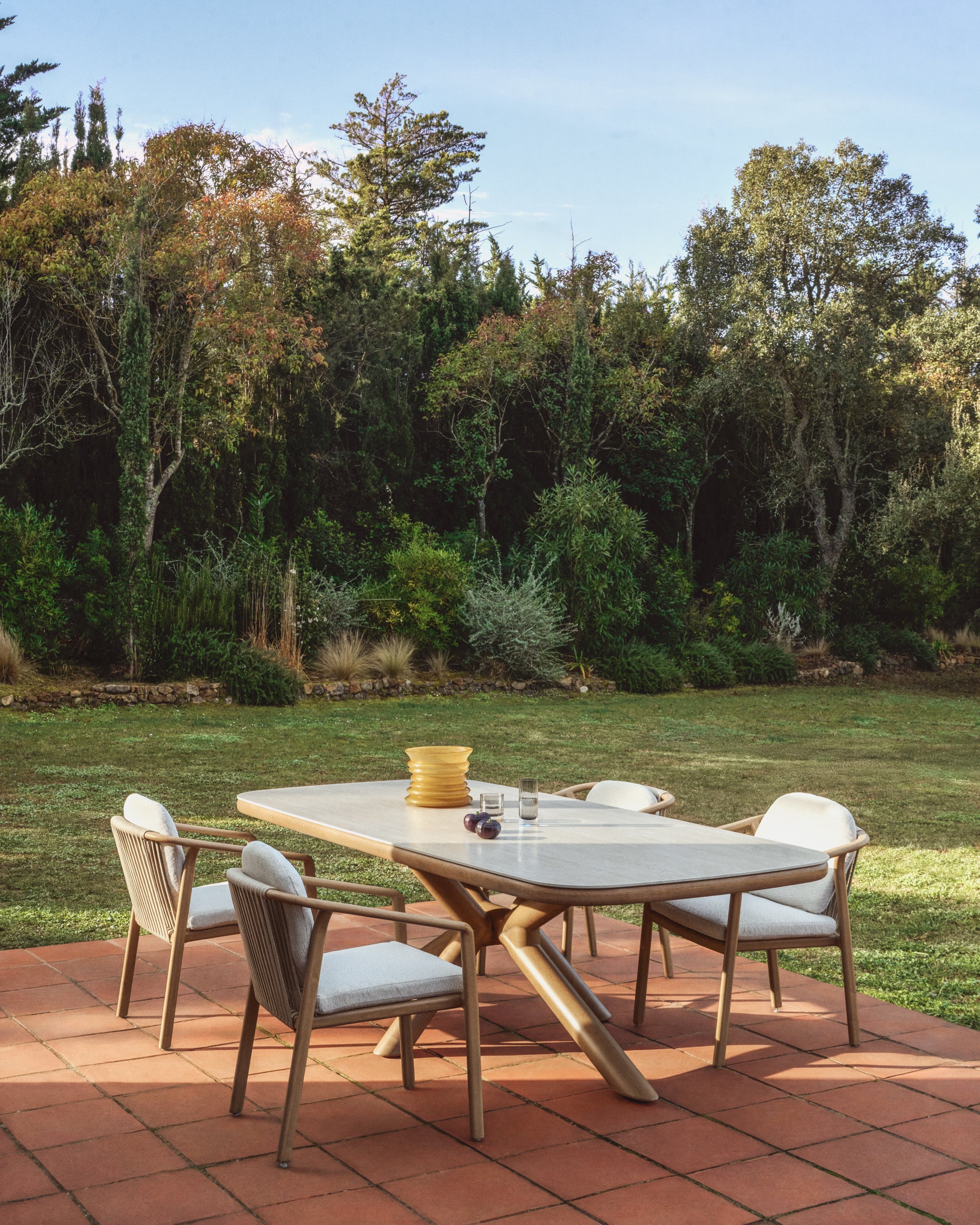 Outdoor-Stuhl Sirte aus Aluminium mit Finish in Holzoptik und écrufarbenem Seil in Ecru präsentiert im Onlineshop von KAQTU Design AG. Gartenstuhl ist von Kave Home