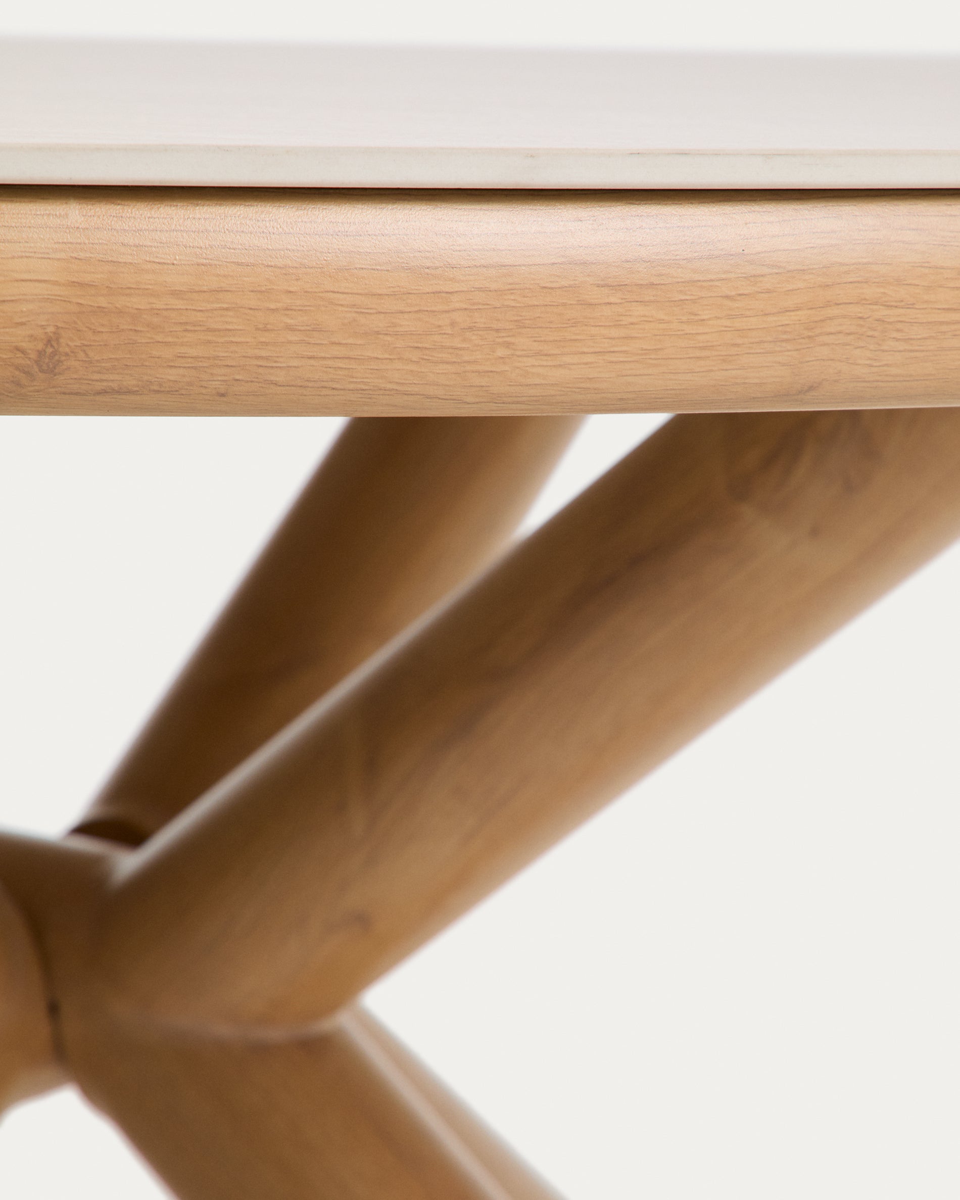 Outdoor-Tisch Mirtia aus Aluminium in Holzoptik und gesintertem Stein Ø 148 cm in Ecru präsentiert im Onlineshop von KAQTU Design AG. Gartentisch ist von Kave Home