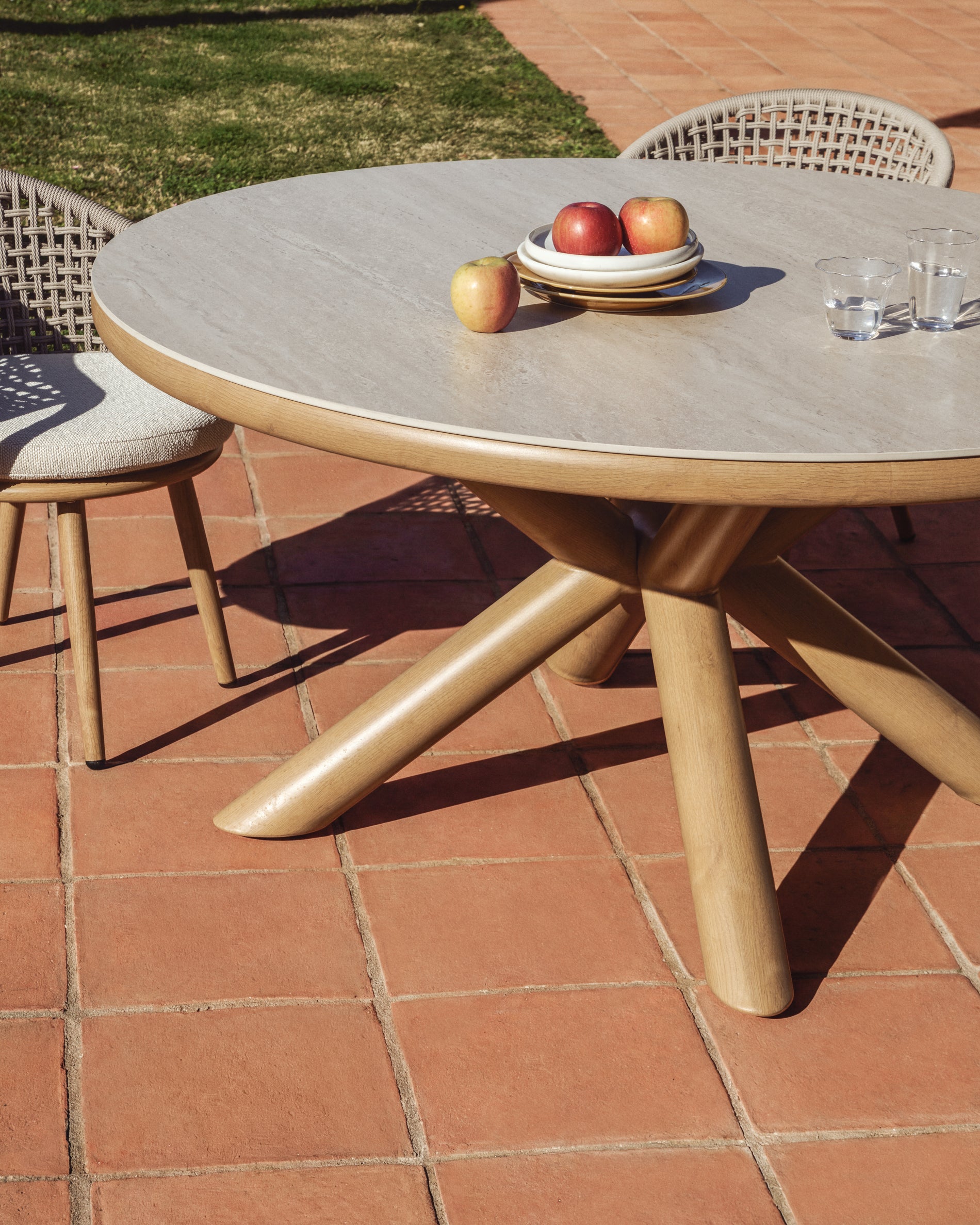 Outdoor-Tisch Mirtia aus Aluminium in Holzoptik und gesintertem Stein Ø 148 cm in Ecru präsentiert im Onlineshop von KAQTU Design AG. Gartentisch ist von Kave Home
