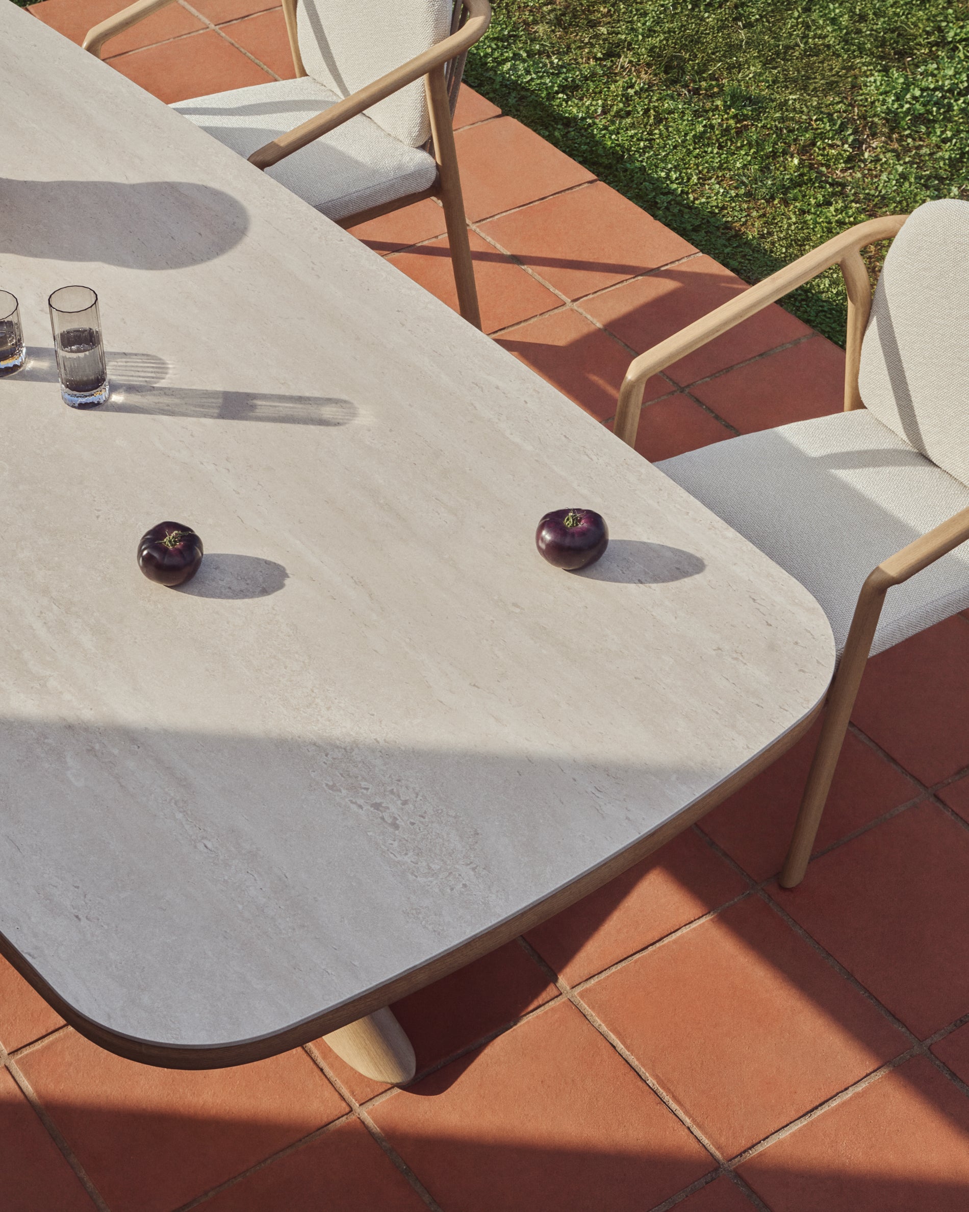 Outdoor-Tisch Mirtia aus Aluminium in Holzoptik und gesintertem Stein 240 x 110 cm in Ecru präsentiert im Onlineshop von KAQTU Design AG. Gartentisch ist von Kave Home