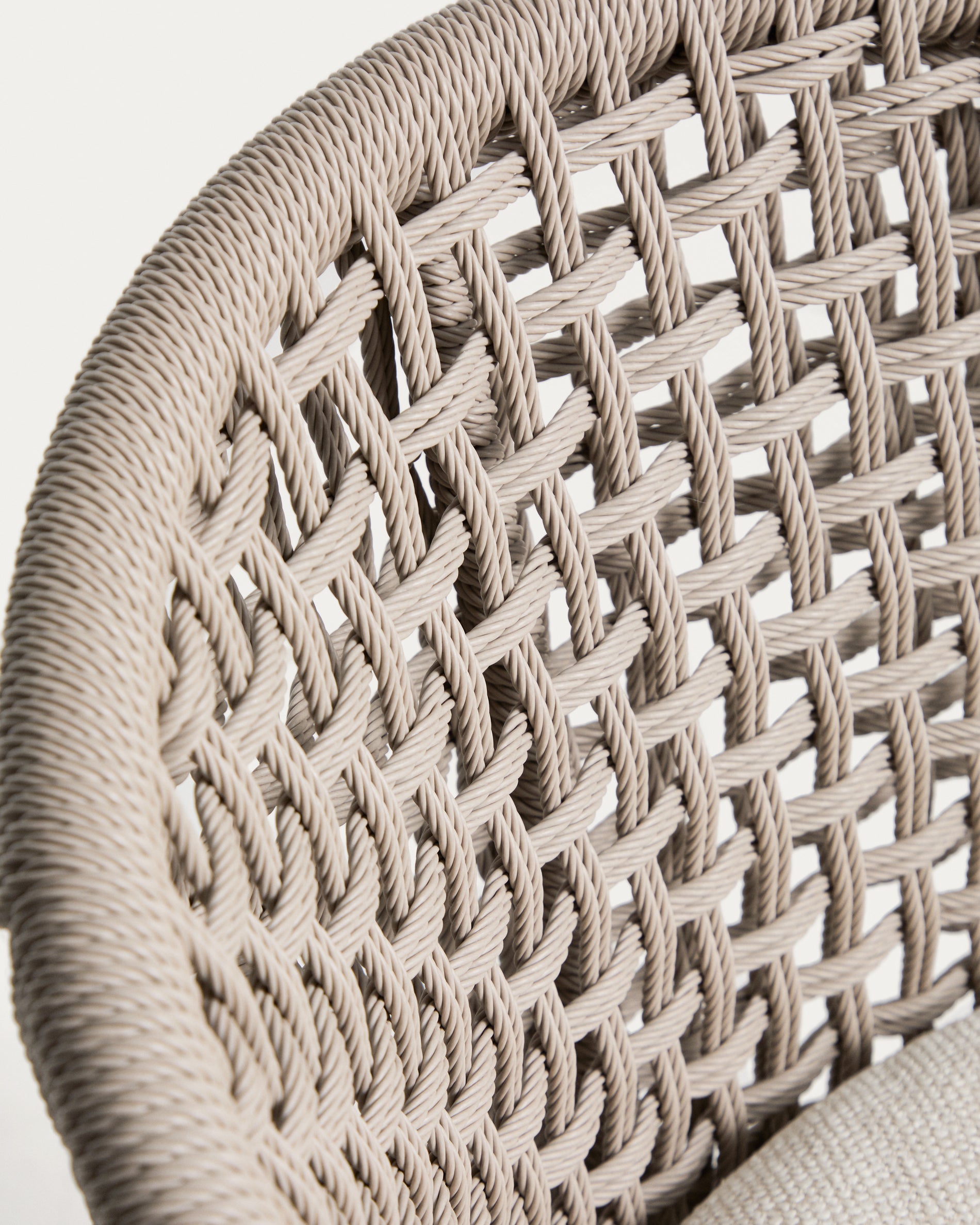 Outdoor-Stuhl Lidario aus Aluminium in Holzoptik und Kunststoffseil in Taupe in Ecru präsentiert im Onlineshop von KAQTU Design AG. Gartenstuhl ist von Kave Home