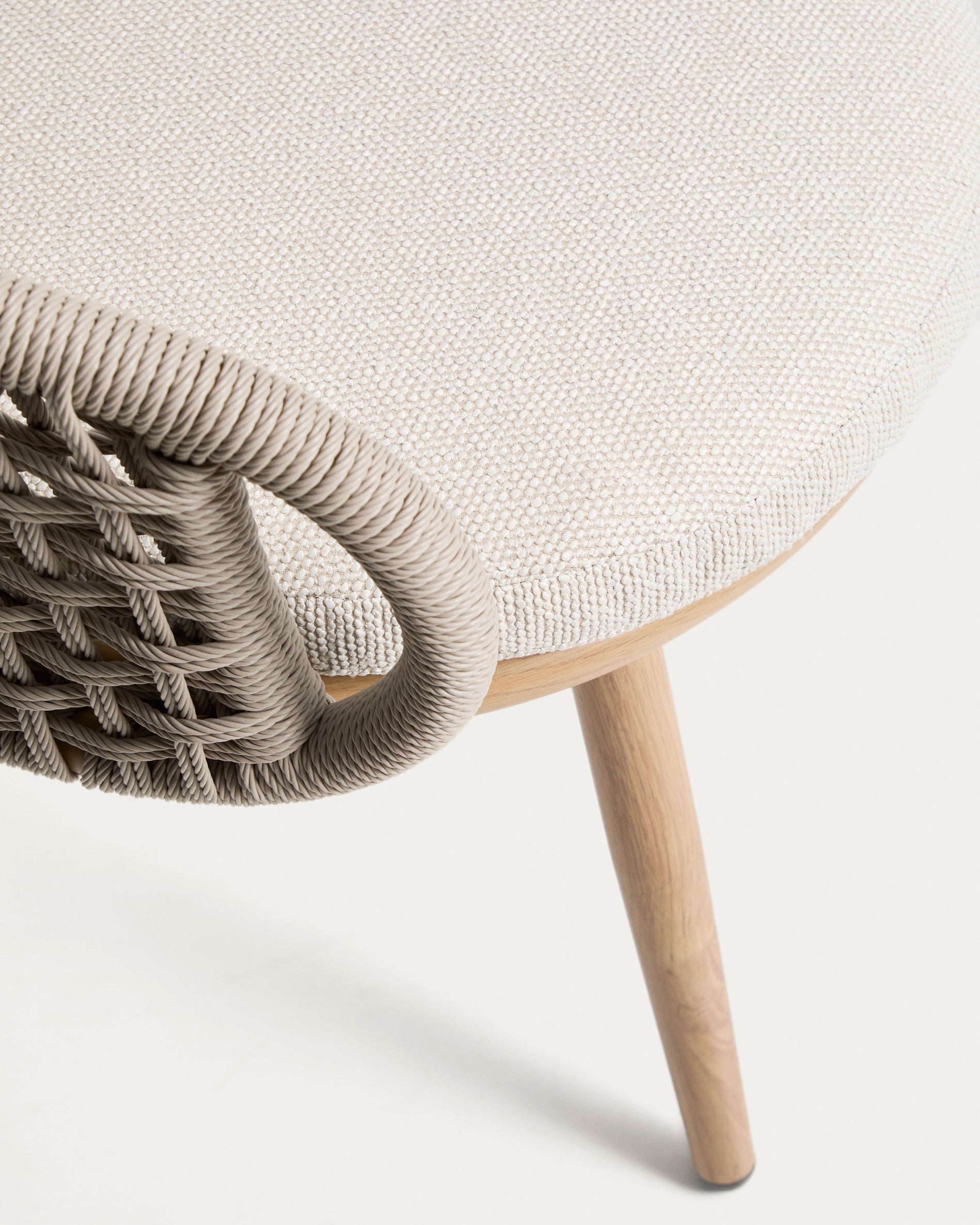 Outdoor-Stuhl Lidario aus Aluminium in Holzoptik und Kunststoffseil in Taupe in Ecru präsentiert im Onlineshop von KAQTU Design AG. Gartenstuhl ist von Kave Home