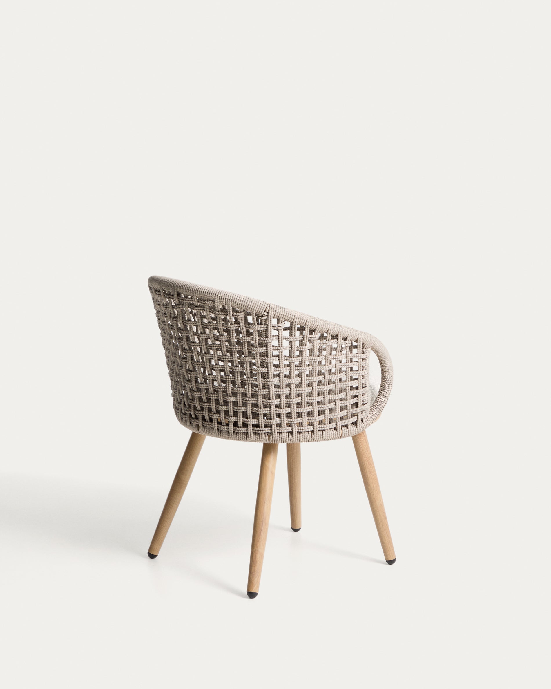 Outdoor-Stuhl Lidario aus Aluminium in Holzoptik und Kunststoffseil in Taupe in Ecru präsentiert im Onlineshop von KAQTU Design AG. Gartenstuhl ist von Kave Home