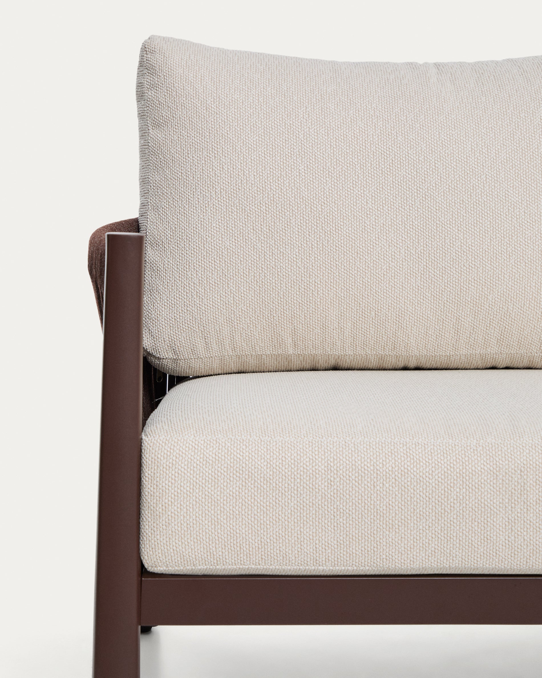 Set Aleria, bestehend aus einem 3-Sitzer-Sofa, zwei Sesseln sowie einem Couchtisch aus Aluminium und braunem Synthetikseil in Braun präsentiert im Onlineshop von KAQTU Design AG. Loungeset ist von Kave Home