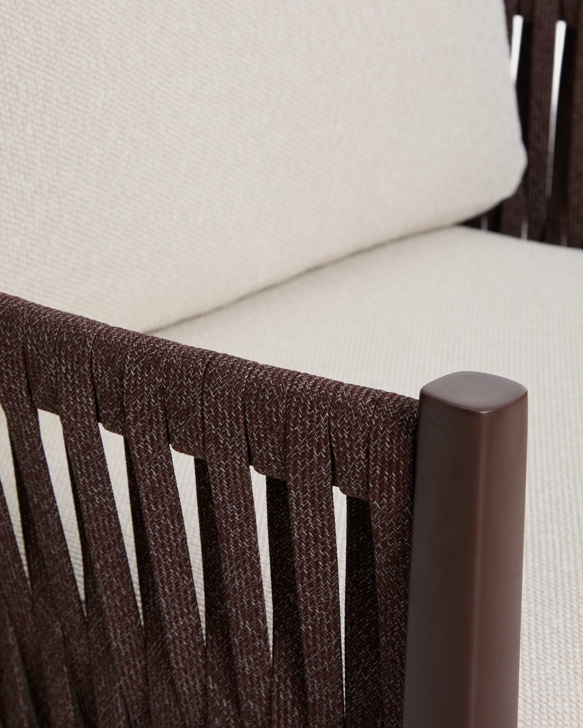 Set Aleria, bestehend aus einem 3-Sitzer-Sofa, zwei Sesseln sowie einem Couchtisch aus Aluminium und braunem Synthetikseil in Braun präsentiert im Onlineshop von KAQTU Design AG. Loungeset ist von Kave Home