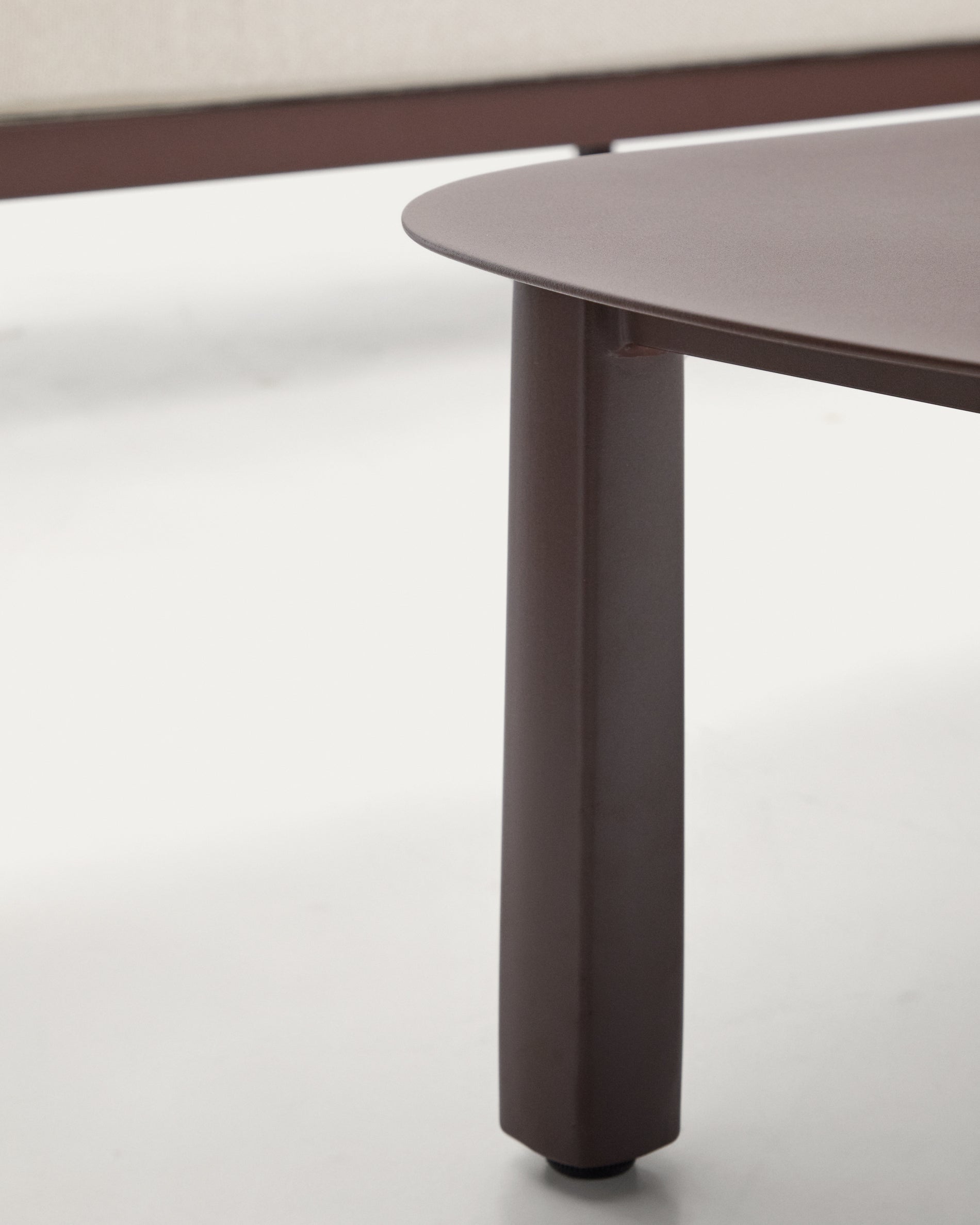 Set Aleria, bestehend aus einem 3-Sitzer-Sofa, zwei Sesseln sowie einem Couchtisch aus Aluminium und braunem Synthetikseil in Braun präsentiert im Onlineshop von KAQTU Design AG. Loungeset ist von Kave Home