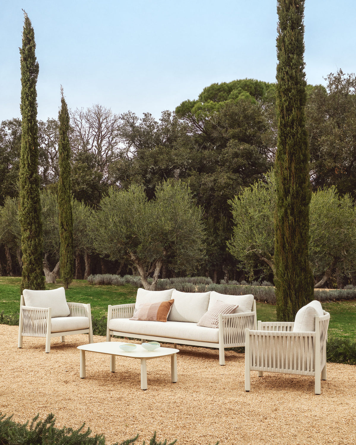 Set Aleria mit 3-Sitzer-Sofa, 2 Sesseln und Couchtisch aus Aluminium und synthetischem Seil in Ecru in Ecru, Beige, Weiss präsentiert im Onlineshop von KAQTU Design AG. Loungeset ist von Kave Home