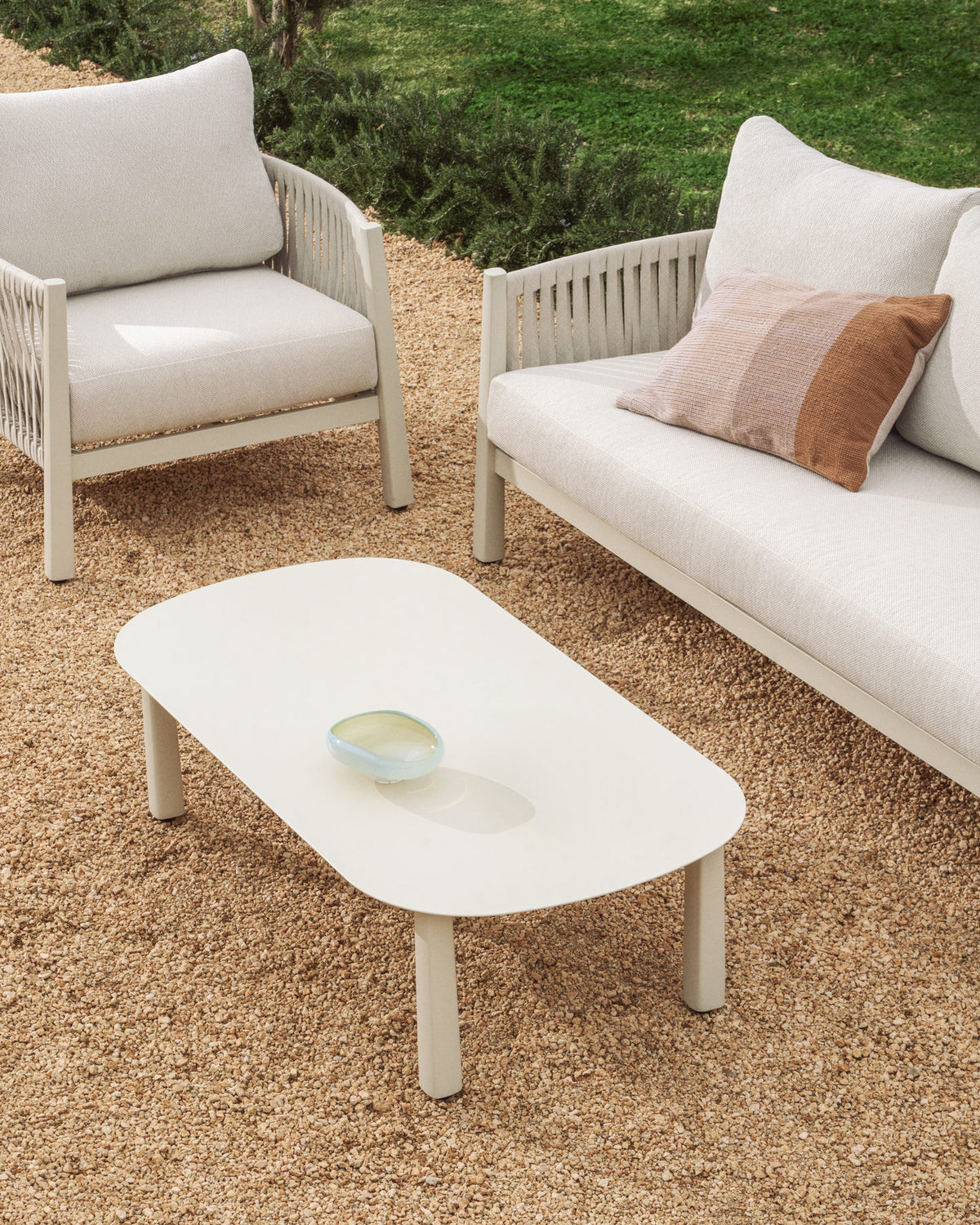 Set Aleria mit 3-Sitzer-Sofa, 2 Sesseln und Couchtisch aus Aluminium und synthetischem Seil in Ecru in Ecru, Beige, Weiss präsentiert im Onlineshop von KAQTU Design AG. Loungeset ist von Kave Home