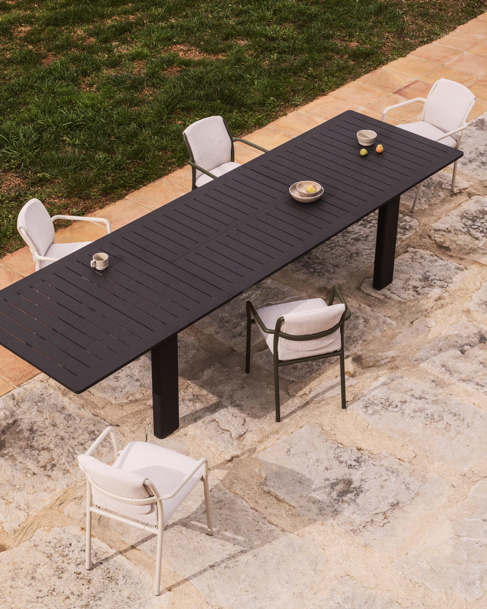Eleganter Ausziehtisch Livorno aus graphitgrauem Aluminium, ideal für den Garten, bietet Platz für bis zu 10 Personen und ist wetterfest.
