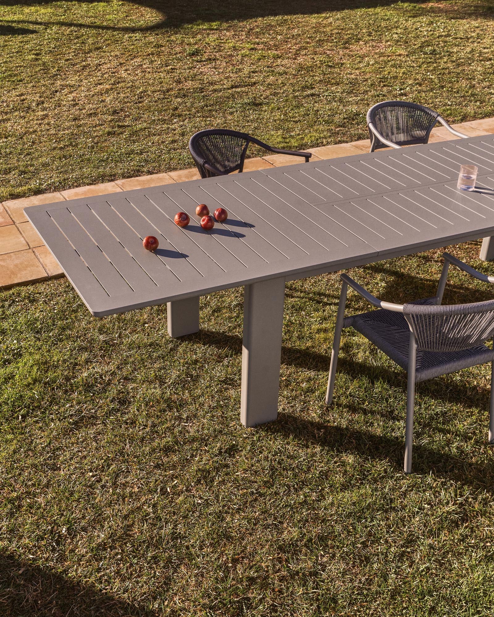 Moderner Gartentisch Livorno aus taupefarbenem Aluminium, ausziehbar von 233 auf 350 cm, perfekt für gesellige Runden im Freien.