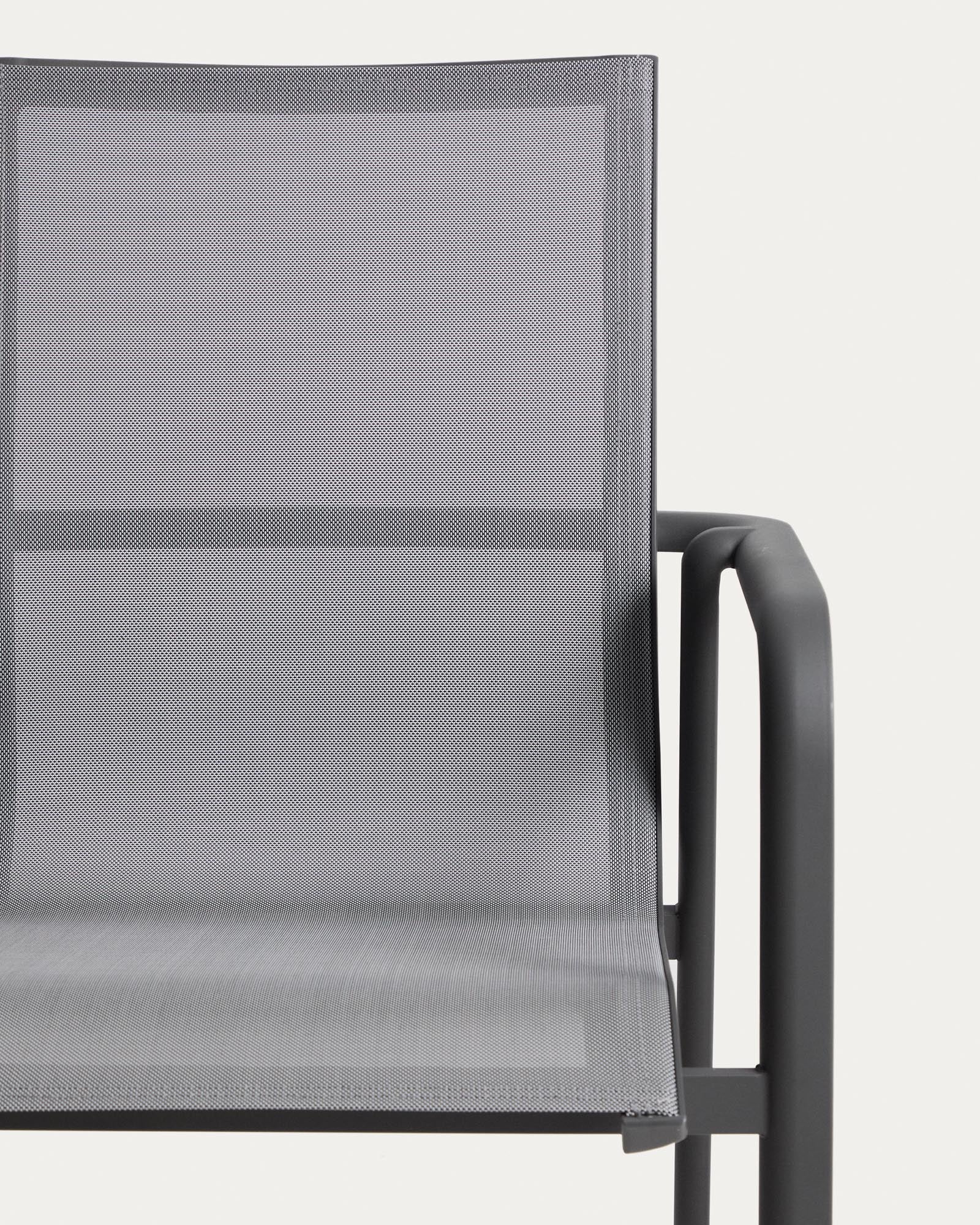 Stapelbarer Outdoor-Stuhl Canea in modernem Graphit, aus langlebigem Texteline und Aluminium, perfekt für entspannte Stunden im Garten.