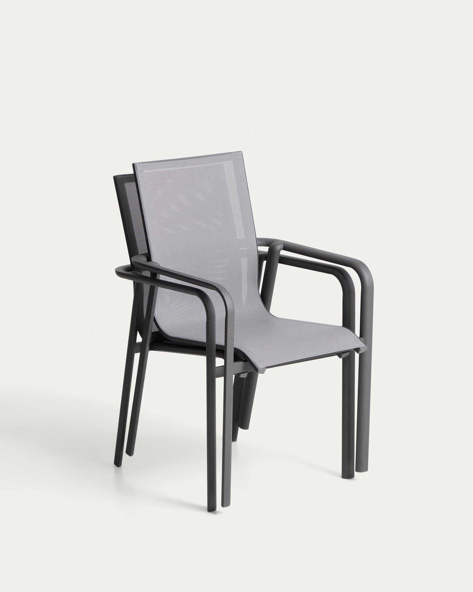Stapelbarer Gartenstuhl Canea in Graphit, aus langlebigem Texteline und Aluminium, perfekt für entspannte Stunden im Freien.