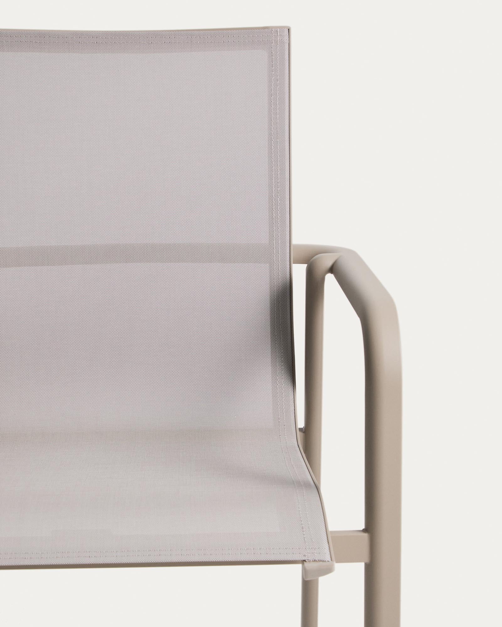 Stapelbarer Outdoor-Stuhl Canea aus beigem Texteline und Aluminium in Taupe in Taupe präsentiert im Onlineshop von KAQTU Design AG. Gartenstuhl mit Armlehnen ist von Kave Home