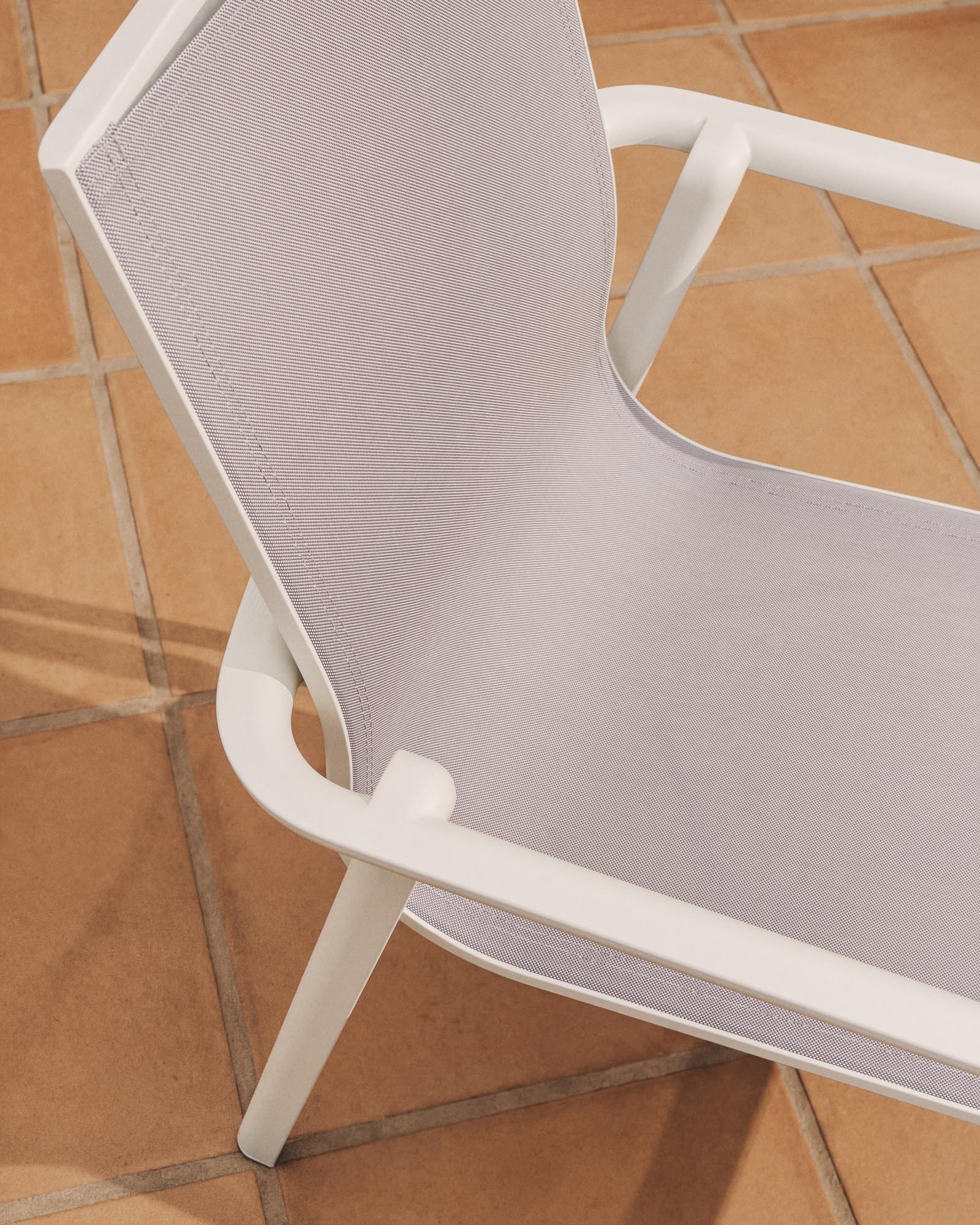 Eleganter stapelbarer Gartenstuhl Canea in Ecru, gefertigt aus beigem Texteline und Aluminium, ideal für entspannte Stunden im Freien.