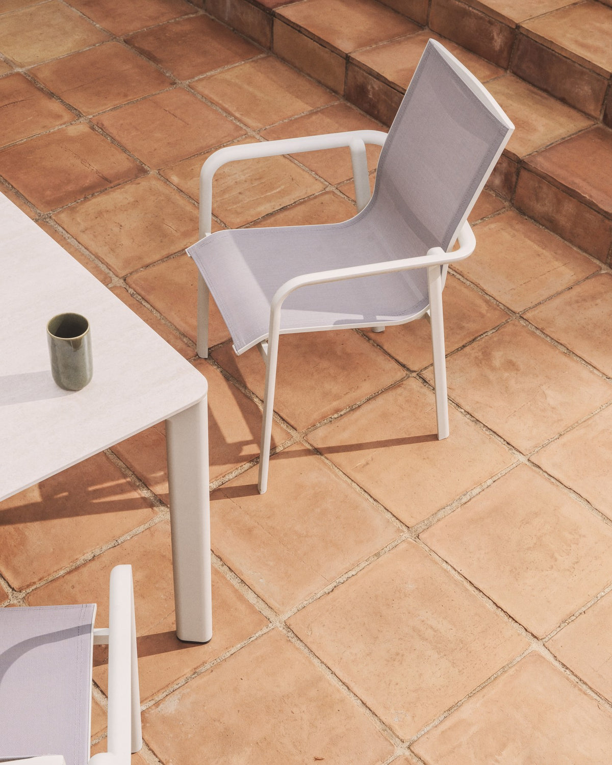 Stapelbarer Outdoor-Stuhl Canea aus beigem Texteline und Aluminium in Ecru in Ecru, Beige, Weiss präsentiert im Onlineshop von KAQTU Design AG. Gartenstuhl mit Armlehnen ist von Kave Home