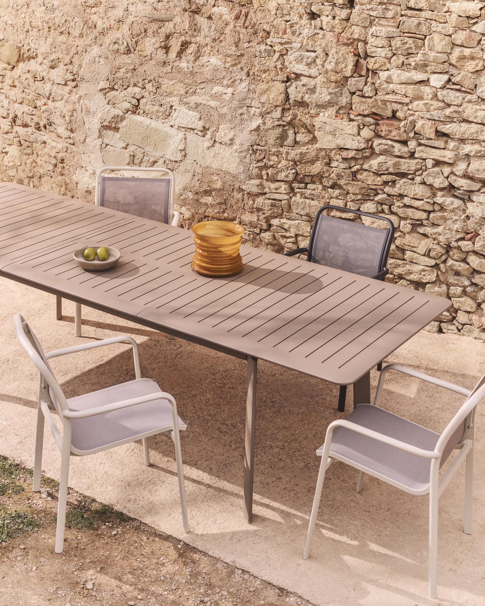 Eleganter ausziehbarer Gartentisch Brela in Taupe, ideal für Garten und Terrasse, Maße 205 (287) x 100 cm, von Kave Home.