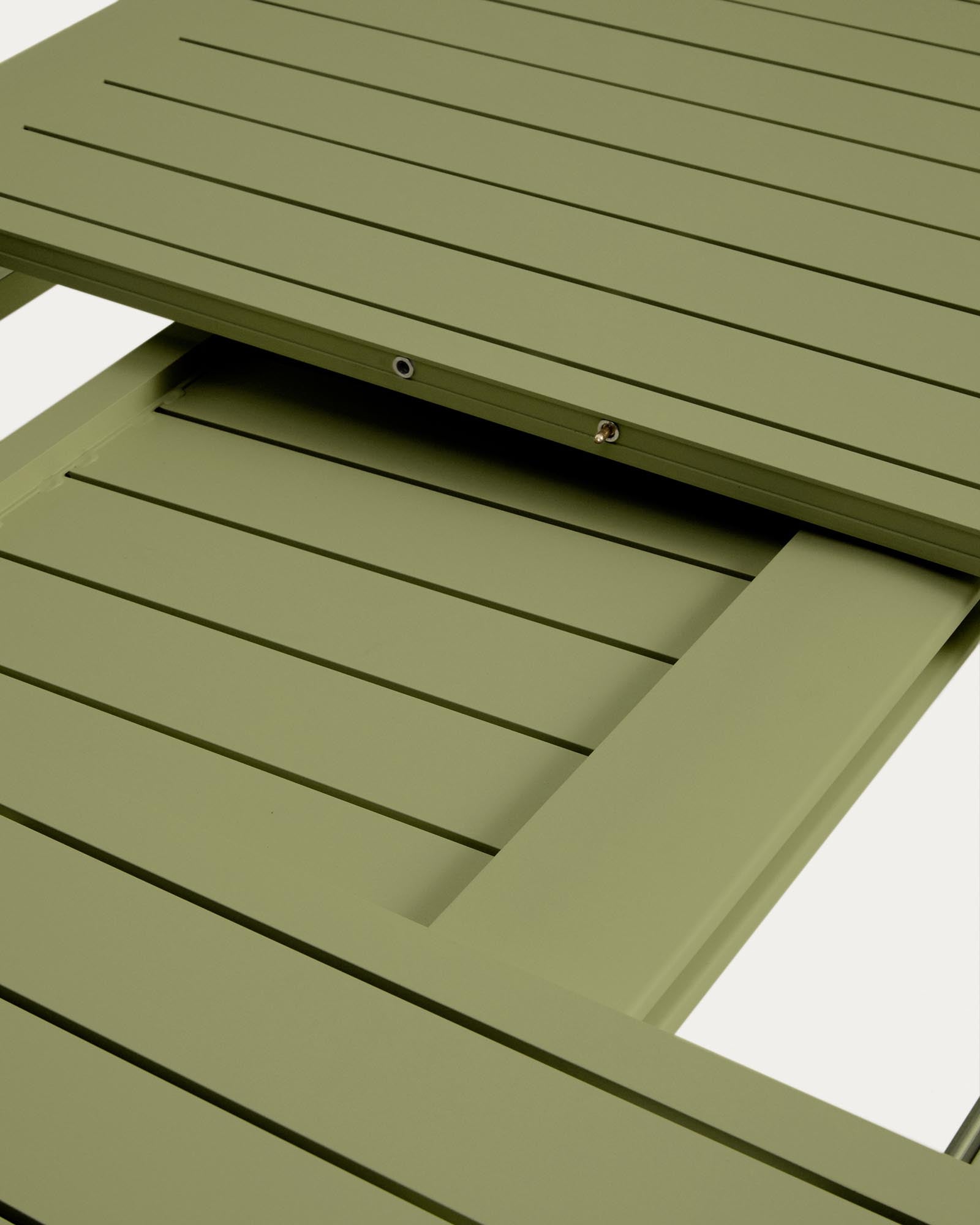 Stylischer Aluminium-Gartentisch Brela in frischem Grün, ausziehbar von 205 auf 287 cm, perfekt für gesellige Runden im Freien.