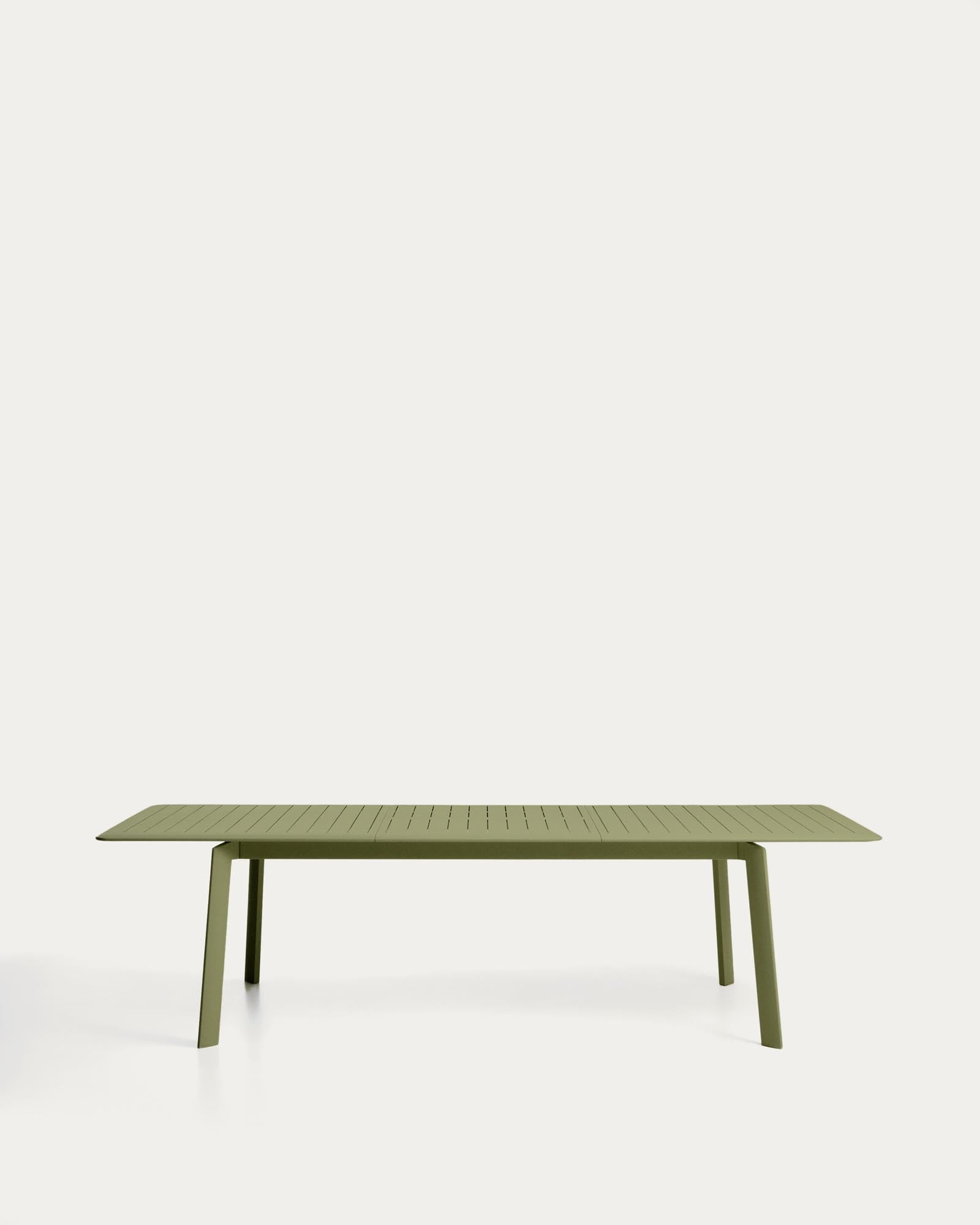 Moderner, ausziehbarer Gartentisch Brela in lebhaftem Grün, ideal für große Runden, Maße 205 x 100 cm, erweiterbar auf 287 cm.