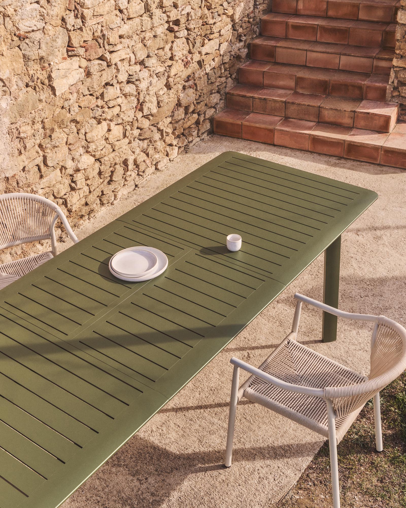 Moderner, ausziehbarer Gartentisch Brela in elegantem Grün, ideal für Gartenpartys und Outdoor-Dining, Maße 205 (287) x 100 cm.