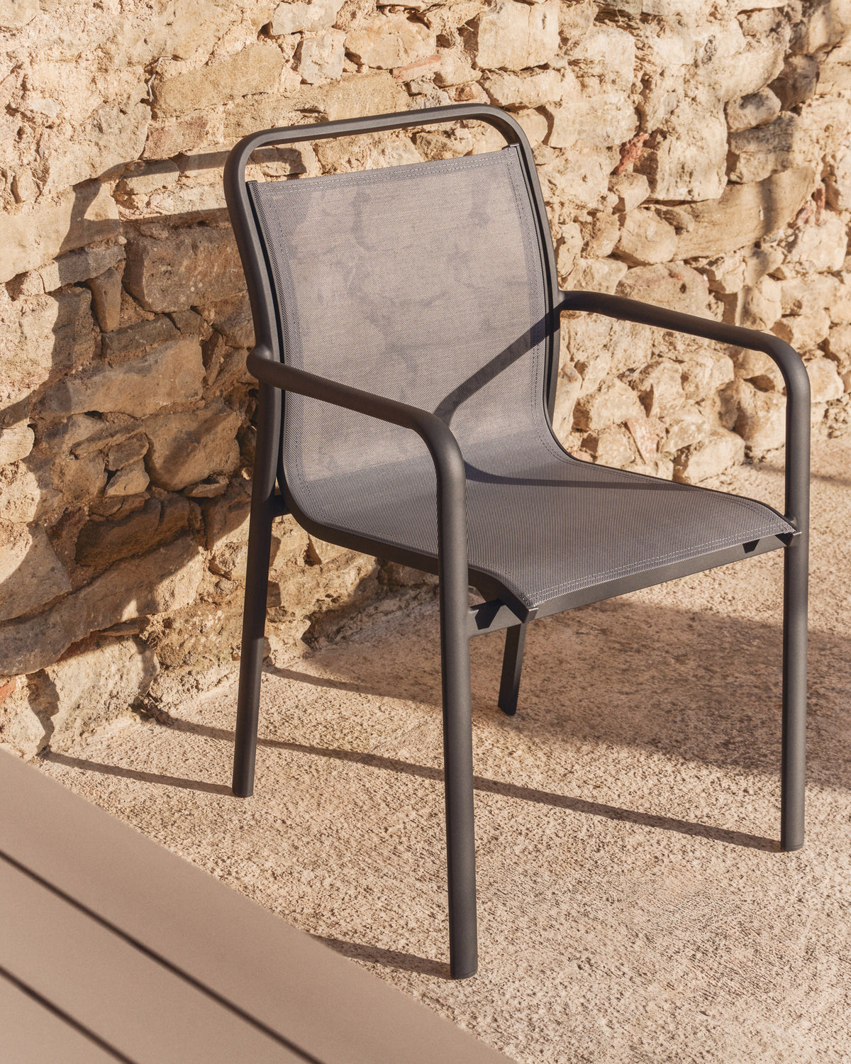 Stapelbarer Outdoor-Stuhl Luri aus Aluminium in Graphit und grauem Texteline in Graphit, Dunkelgrau präsentiert im Onlineshop von KAQTU Design AG. Gartenstuhl mit Armlehnen ist von Kave Home