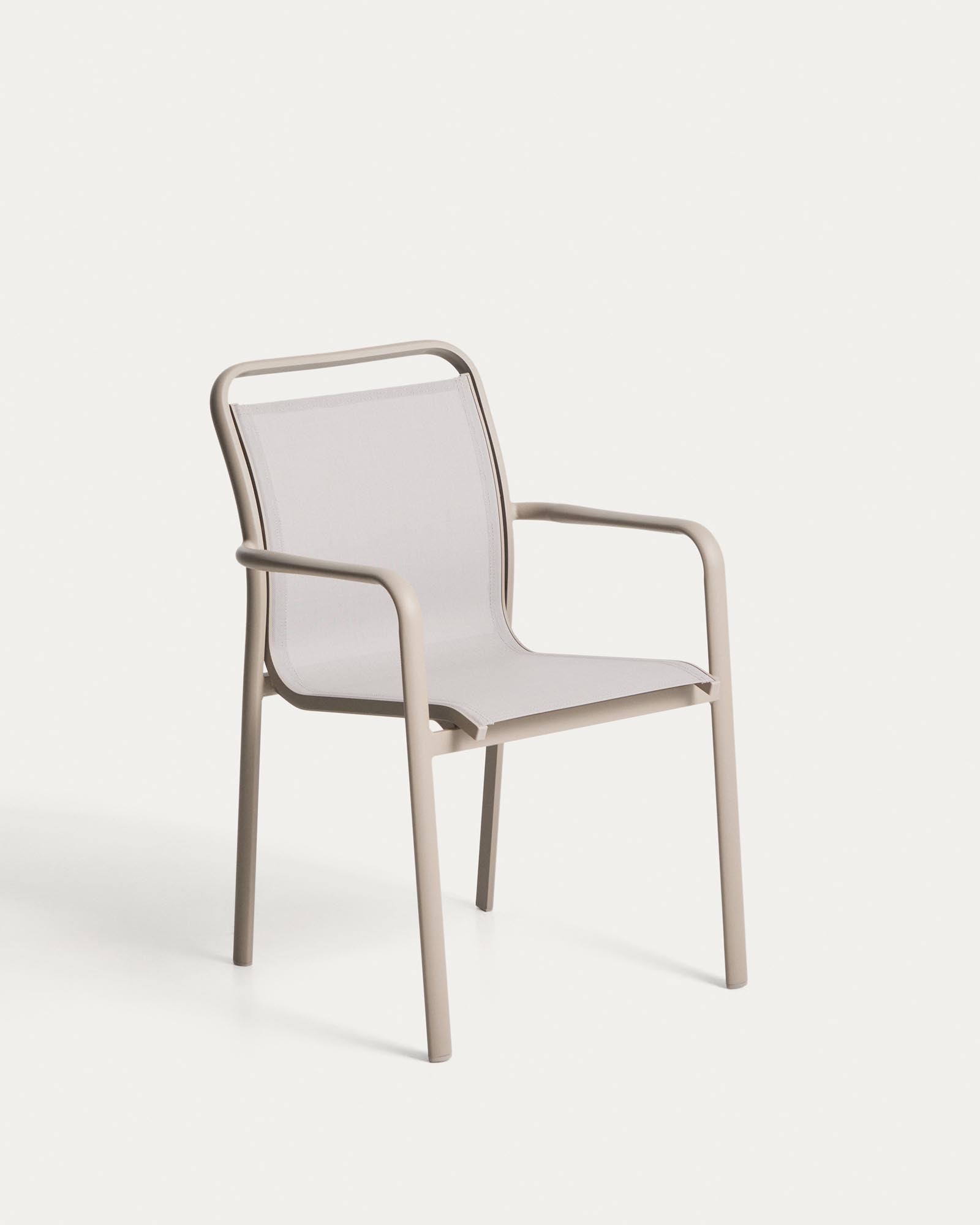 Stapelbarer Outdoor-Stuhl Luri aus Aluminium in Taupe und beigem Texteline in Taupe präsentiert im Onlineshop von KAQTU Design AG. Gartenstuhl mit Armlehnen ist von Kave Home
