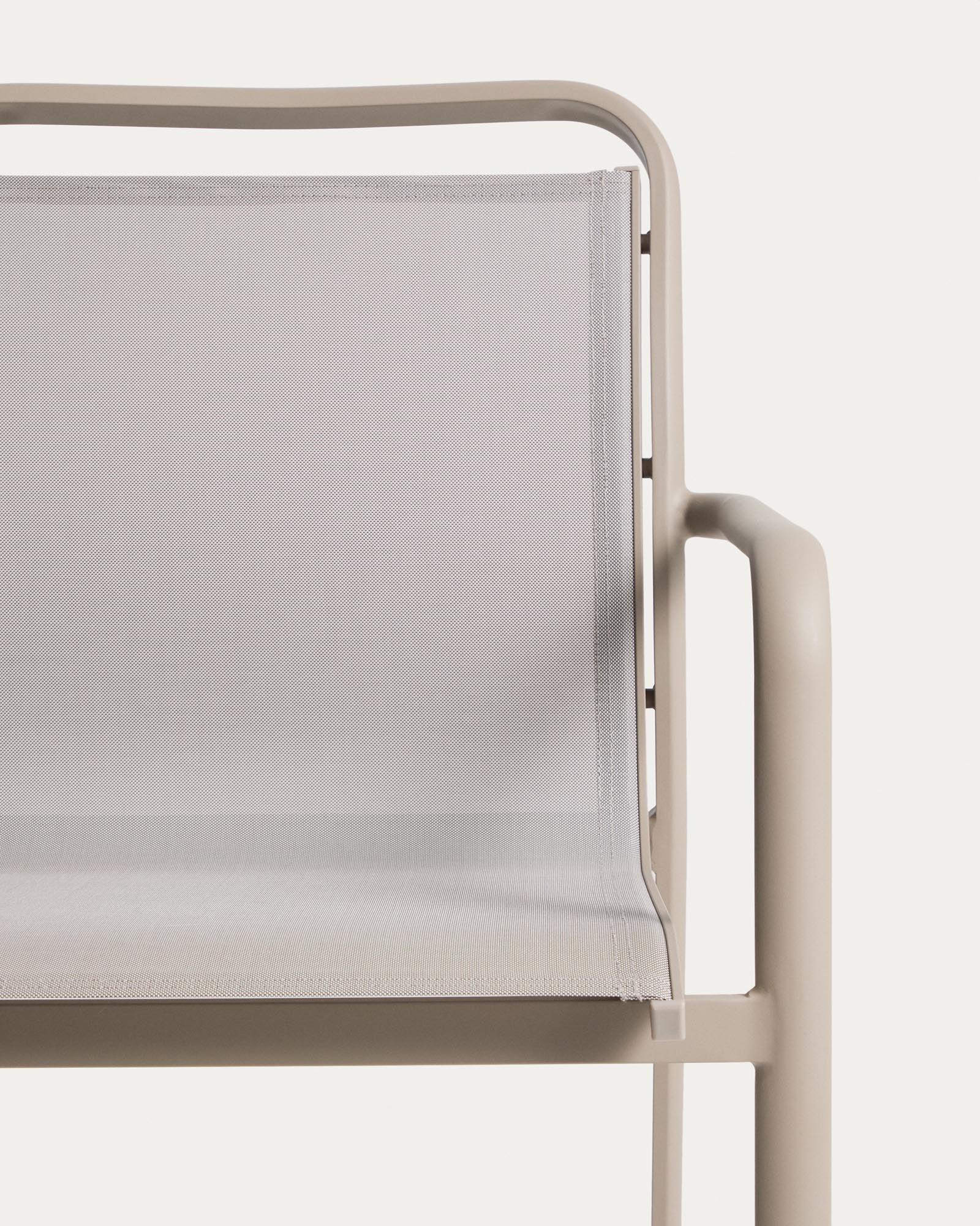 Stapelbarer Outdoor-Stuhl Luri in Taupe mit beigem Texteline, ideal für Garten und Terrasse, bietet Komfort und modernes Design.