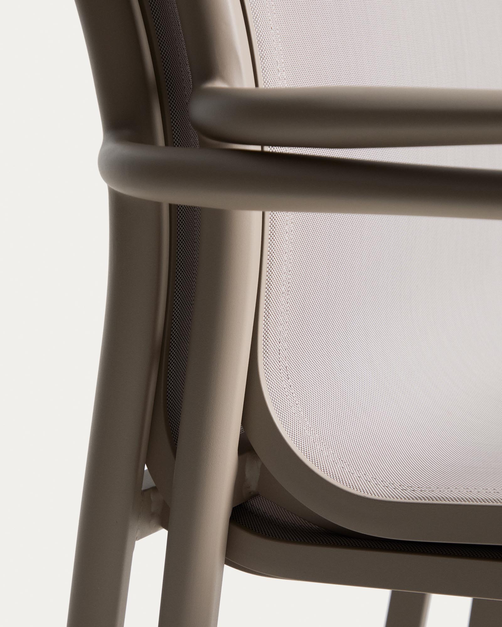 Stapelbarer Outdoor-Stuhl Luri in Taupe mit beigem Texteline, ideal für Garten und Terrasse, bietet Komfort und modernes Design.