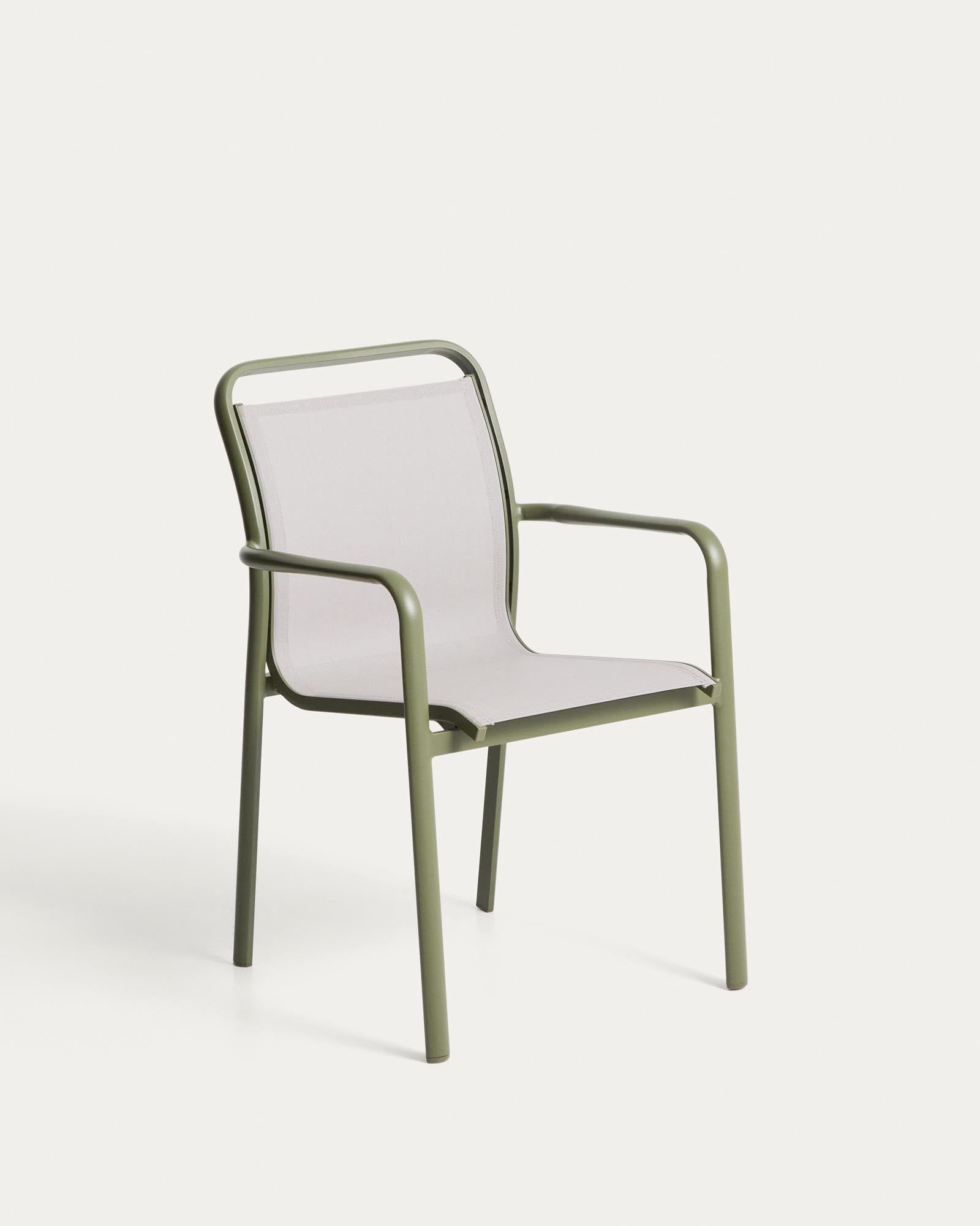 Stapelbarer Outdoor-Stuhl Luri aus Aluminium in Grün und beigem Texteline in Grün präsentiert im Onlineshop von KAQTU Design AG. Gartenstuhl mit Armlehnen ist von Kave Home