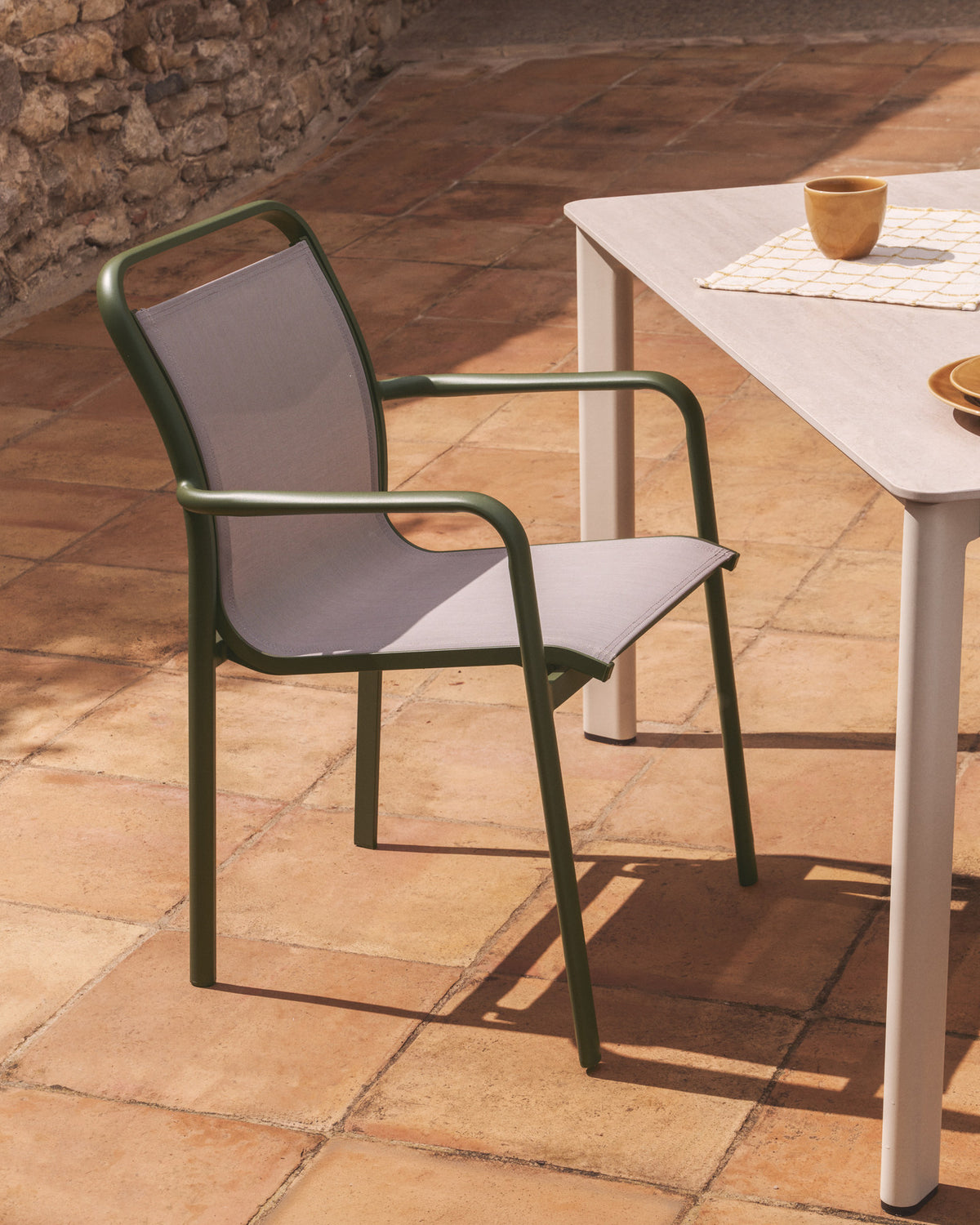 Stapelbarer Outdoor-Stuhl Luri aus Aluminium in Grün und beigem Texteline in Grün, Hellgrün präsentiert im Onlineshop von KAQTU Design AG. Gartenstuhl mit Armlehnen ist von Kave Home