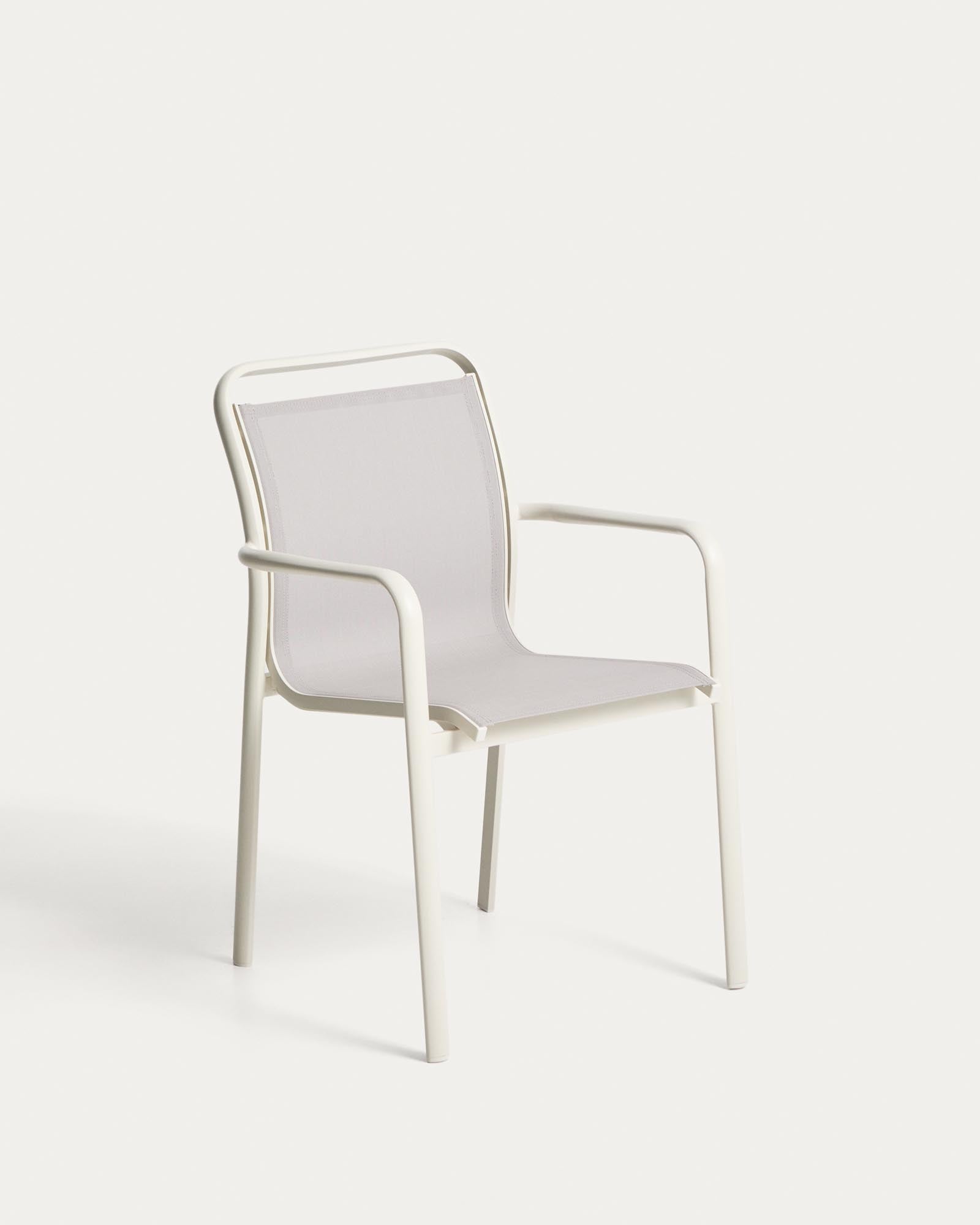 Stapelbarer Outdoor-Stuhl Luri aus Aluminium in Ecru und beigem Texteline in Ecru präsentiert im Onlineshop von KAQTU Design AG. Gartenstuhl mit Armlehnen ist von Kave Home