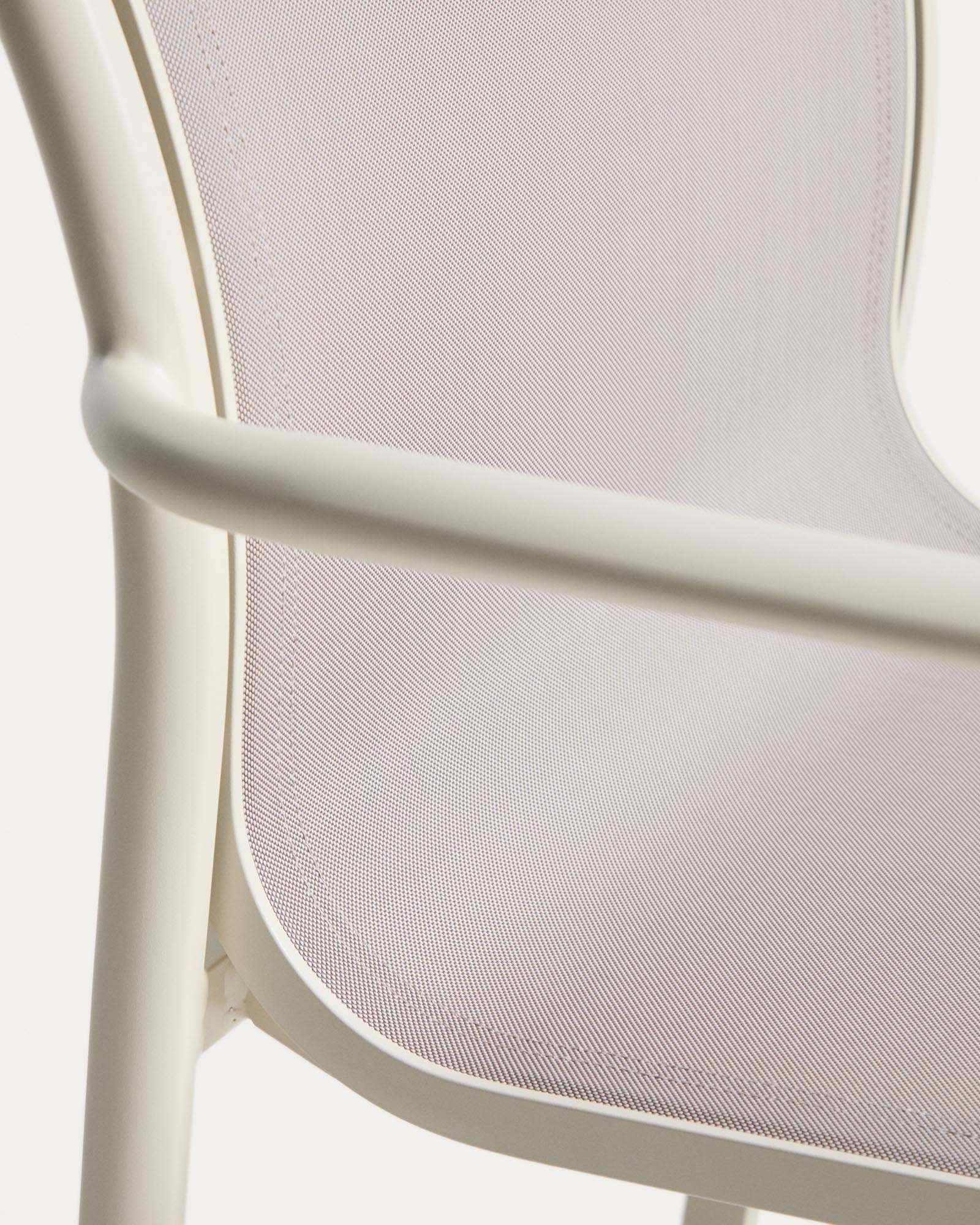 Eleganter stapelbarer Gartenstuhl Luri in Ecru und Beige, gefertigt aus leichtem Aluminium und strapazierfähigem Texteline, ideal für entspannte Stunden im Freien.
