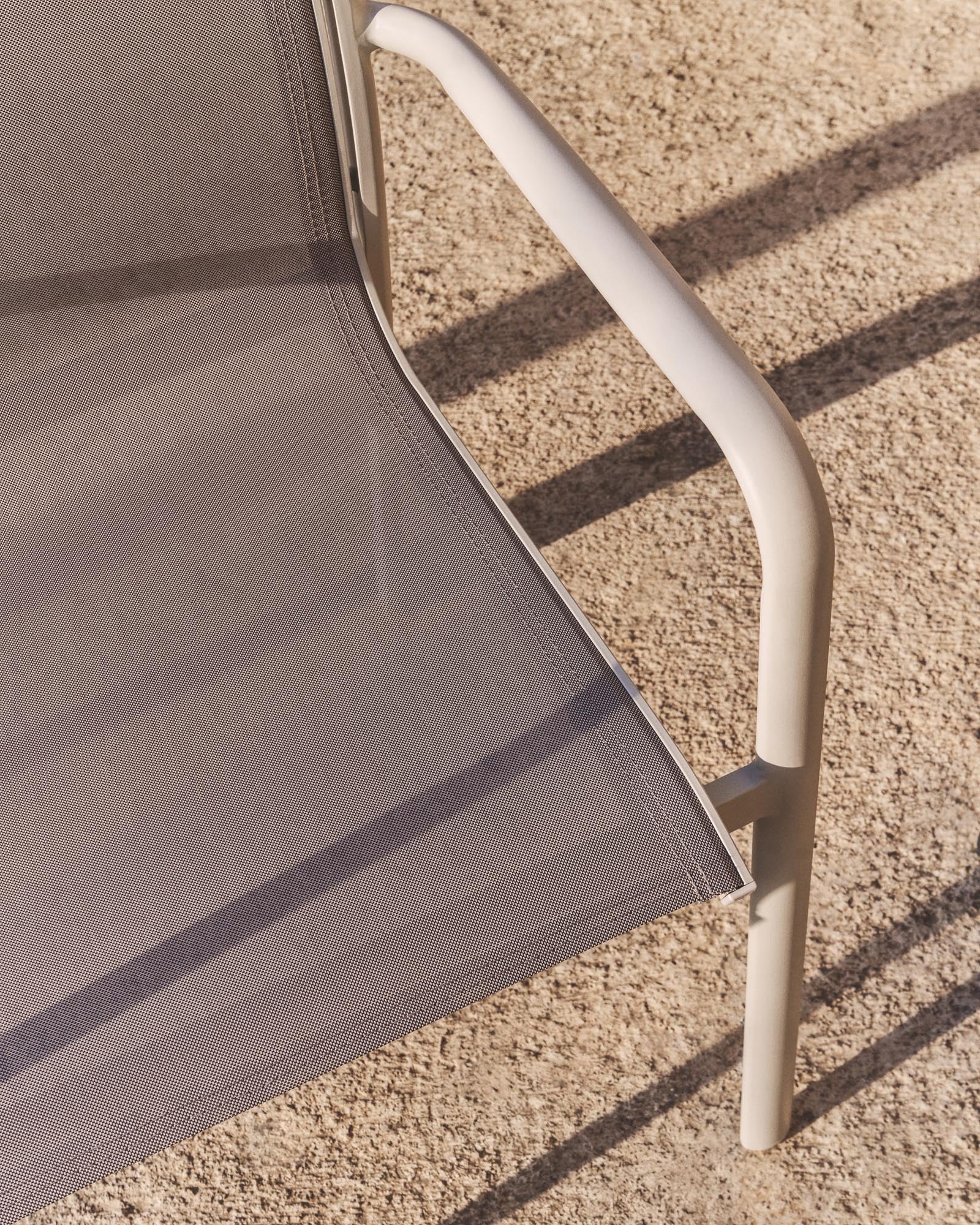 Eleganter stapelbarer Gartenstuhl Luri aus leichtem Aluminium in Ecru, kombiniert mit beigem Texteline, ideal für entspannte Stunden im Freien.