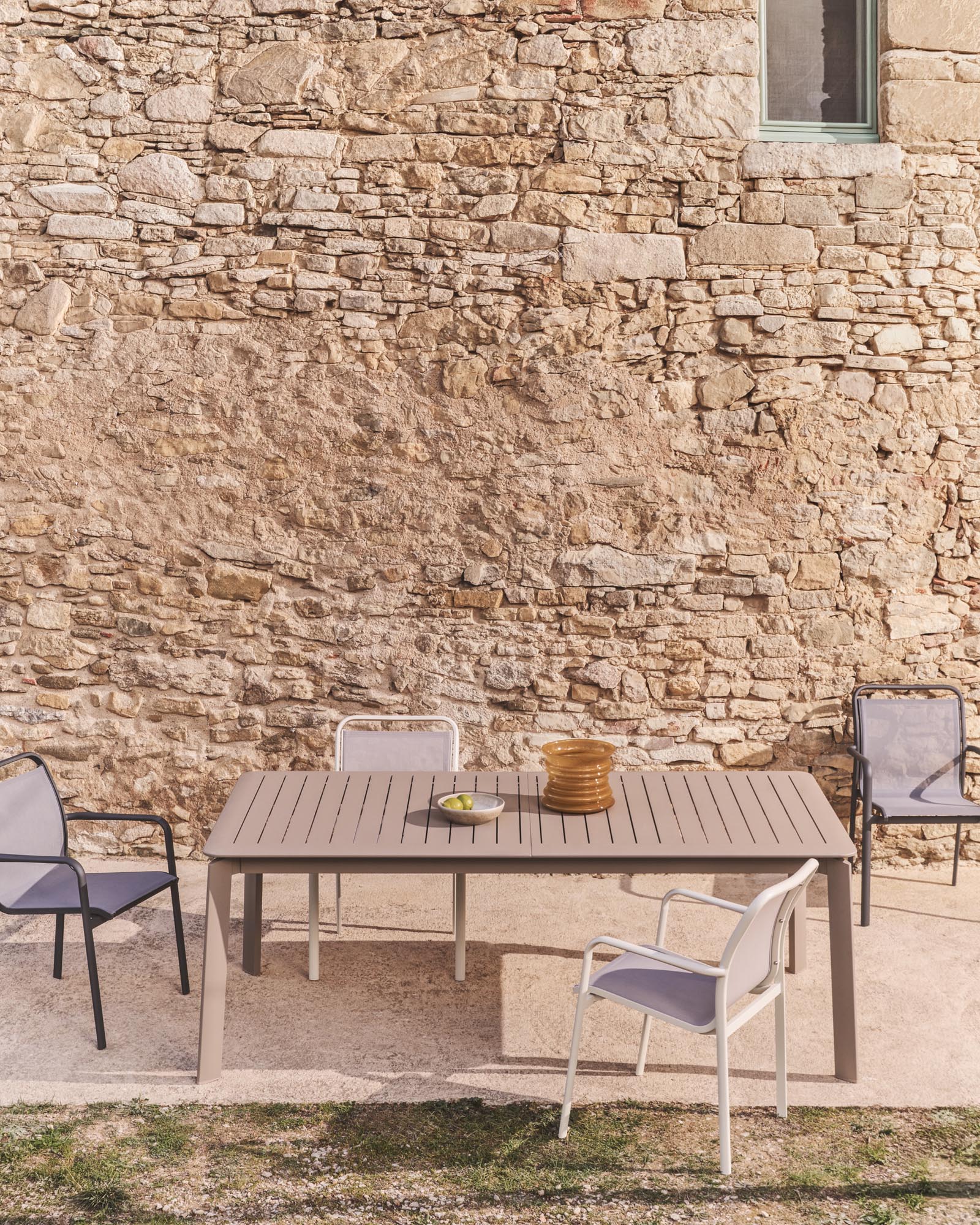 Stapelbarer Outdoor-Stuhl Luri in Ecru und Beige, aus robustem Aluminium und Texteline, perfekt für stilvolle Gartenmöbel und Komfort im Freien.