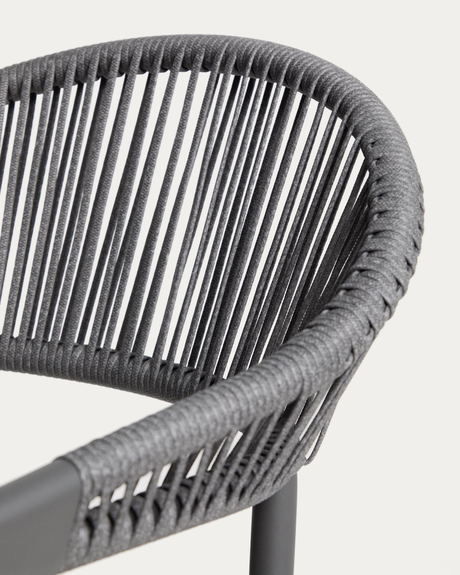 Stapelbarer Outdoor-Stuhl Alimia aus Aluminium in Graphit und grauem Synthetikseil in Dunkelgrau präsentiert im Onlineshop von KAQTU Design AG. Gartenstuhl ist von Kave Home