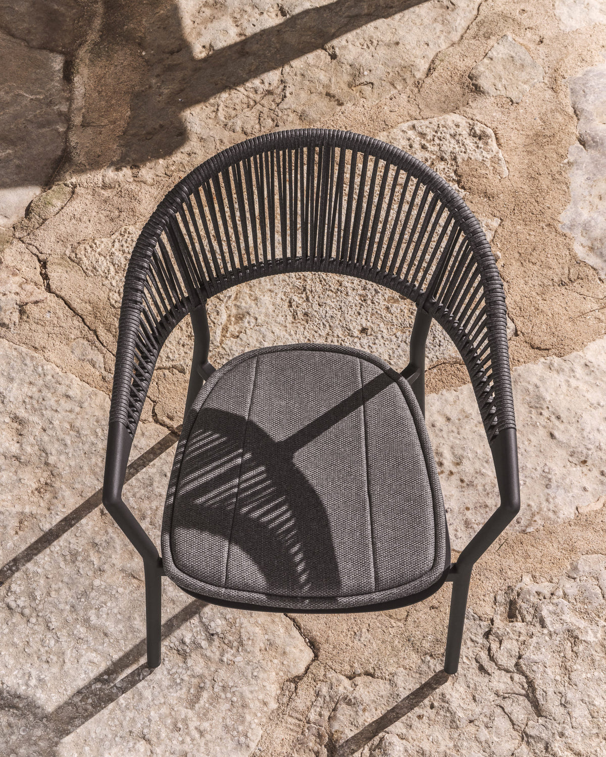 Stapelbarer Outdoor-Stuhl Alimia aus Aluminium in Graphit und grauem Synthetikseil in Graphit, Grau präsentiert im Onlineshop von KAQTU Design AG. Gartenstuhl ist von Kave Home