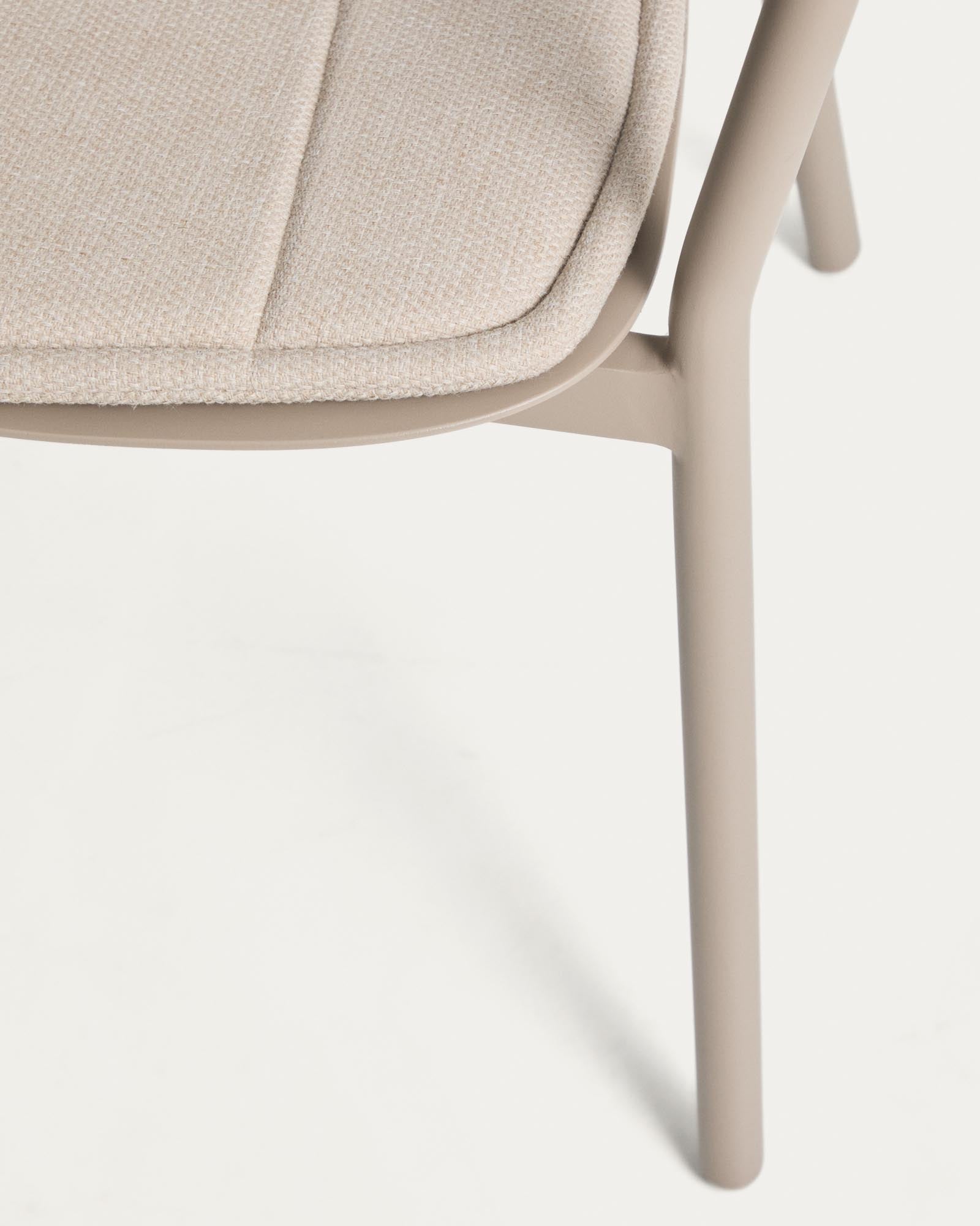 Stapelbarer Outdoor-Stuhl Alimia in Taupe mit braunem Synthetikseil, ideal für Garten und Terrasse, vereint Komfort und modernes Design.