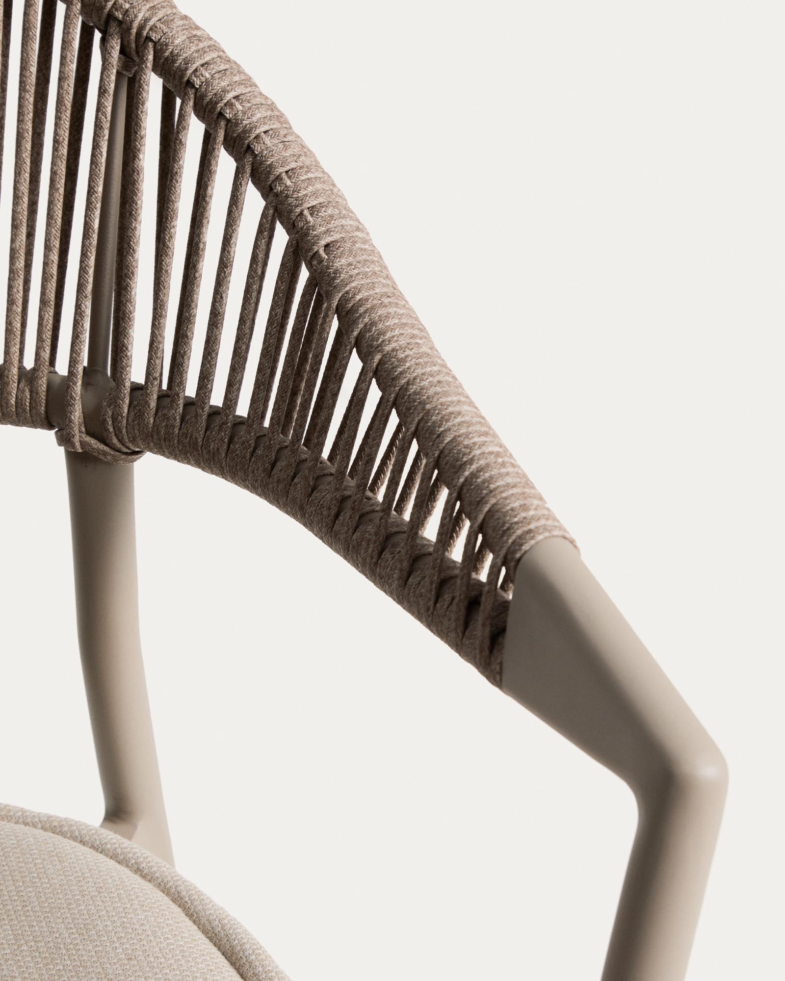 Eleganter stapelbarer Gartenstuhl Alimia aus robustem Aluminium in Taupe, kombiniert mit stilvollem braunem Synthetikseil für Outdoor-Bereiche.